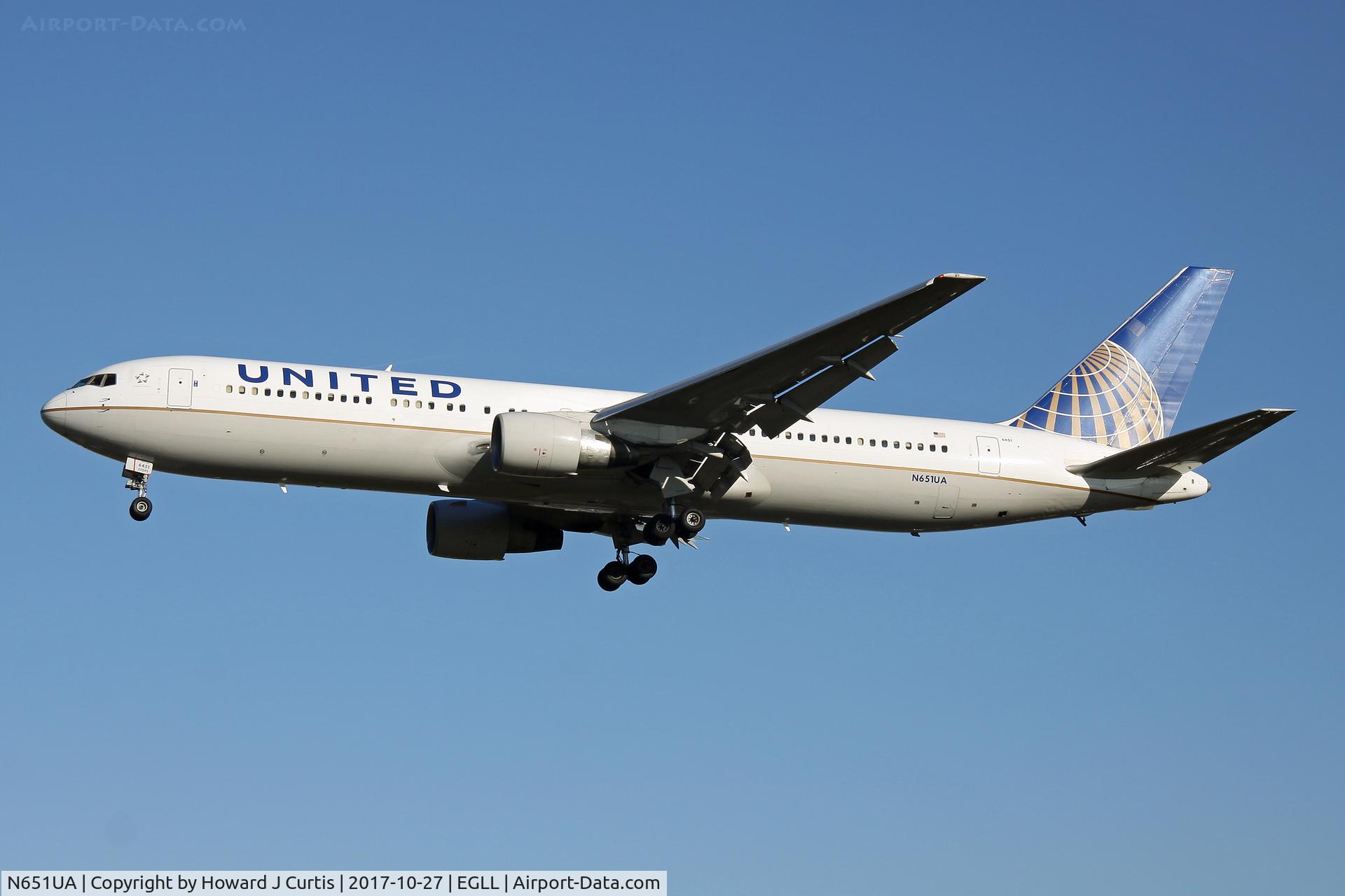 N651UA, 1992 Boeing 767-322 C/N 25389, On approach