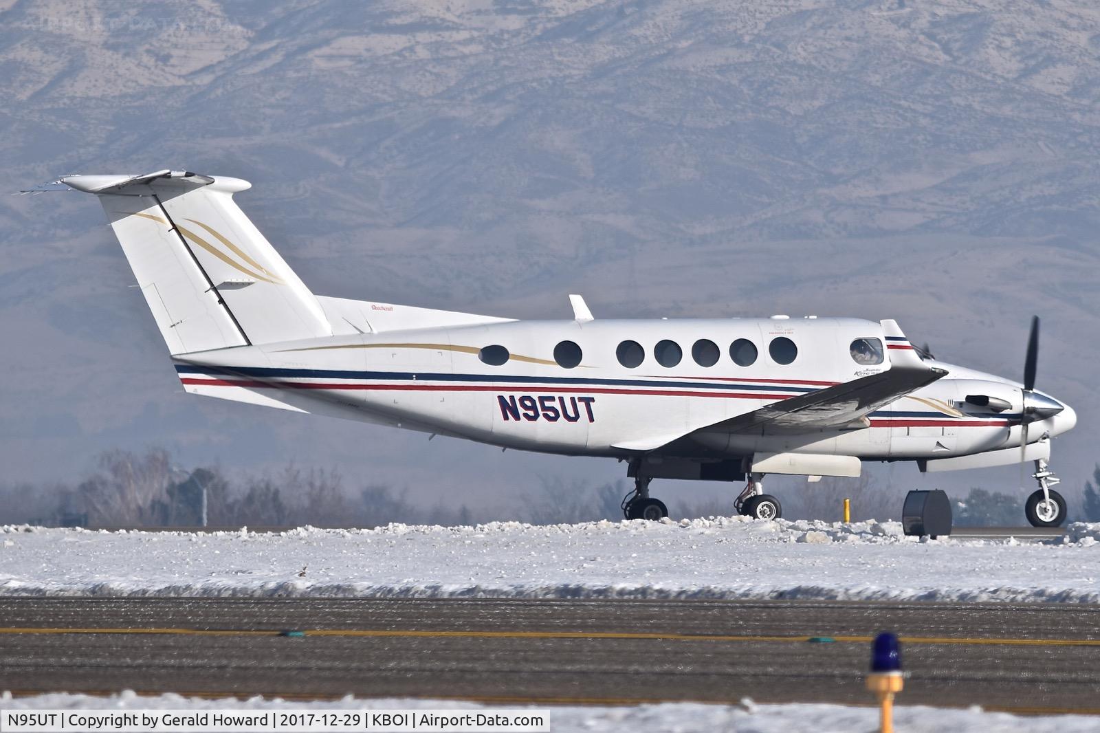 N95UT, 2001 Raytheon B200 King Air C/N BB-1759, Starting take off run on RWY 10R.