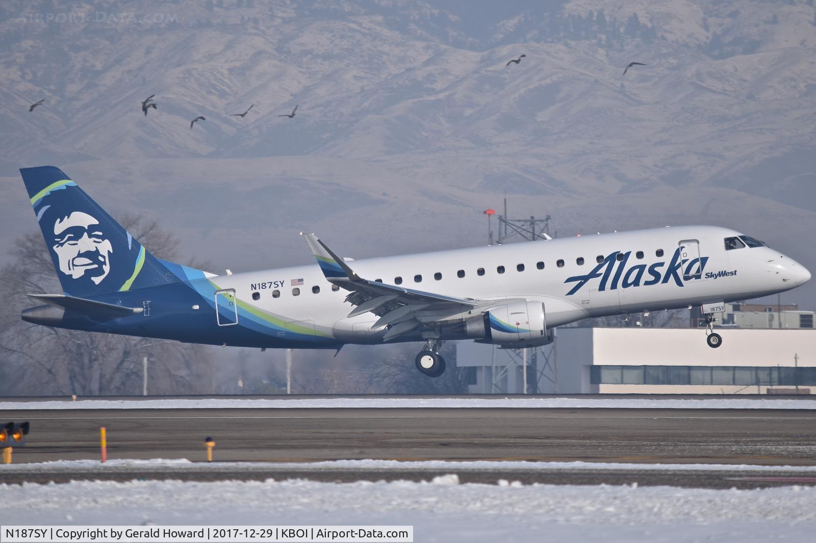 N187SY, 2017 Embraer 175LR (ERJ-170-200LR) C/N 17000627, Landing RWY 10R.