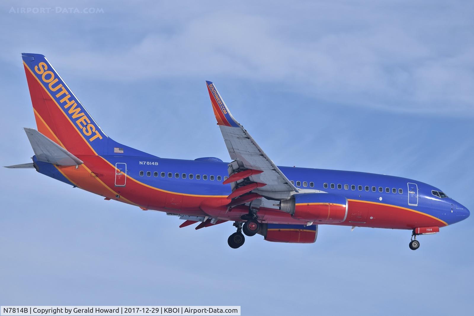 N7814B, 2001 Boeing 737-7K9 C/N 30042, Landing RWY 10L.