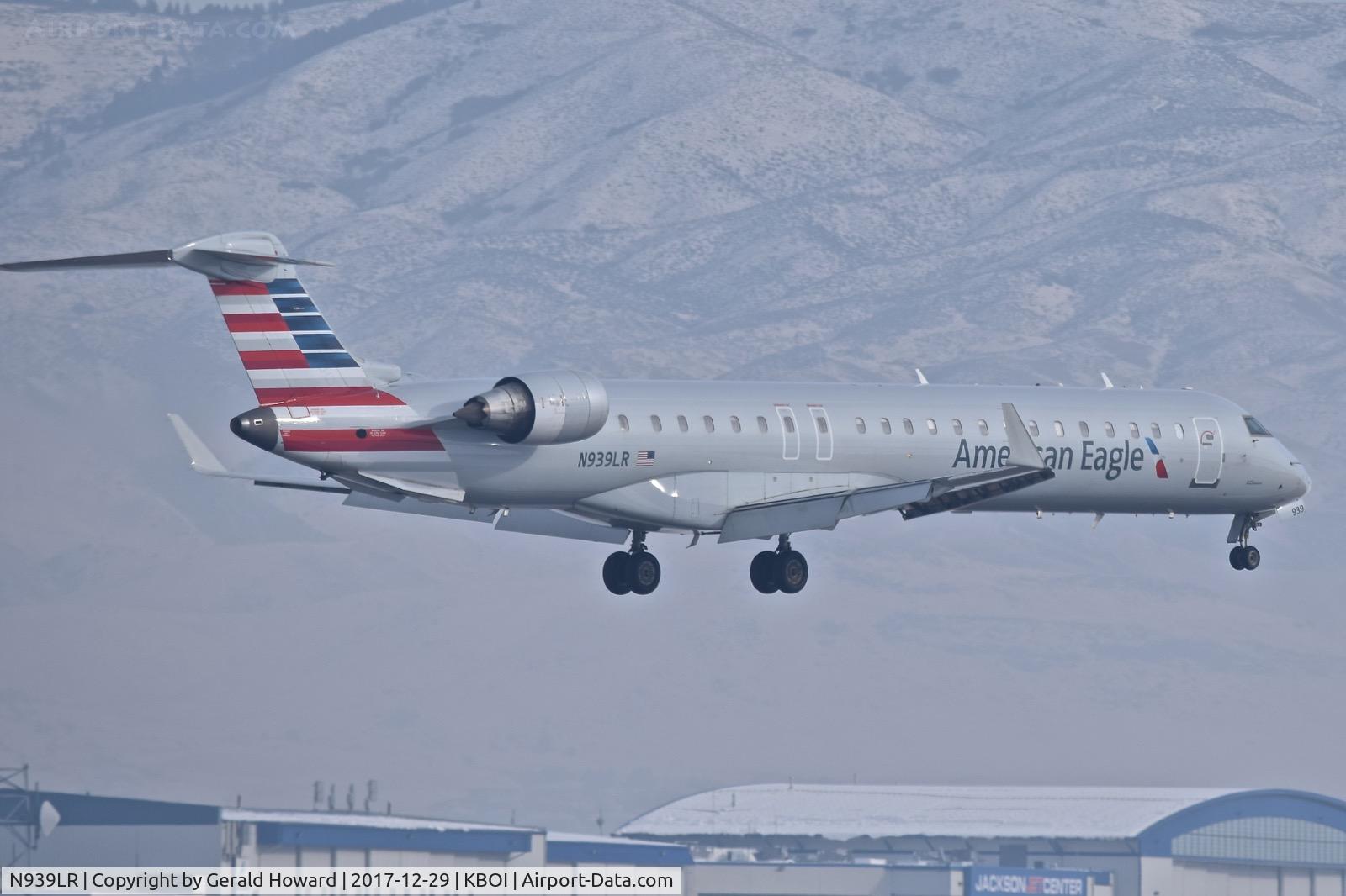 N939LR, 2005 Bombardier CRJ-900ER (CL-600-2D24) C/N 15039, Over the numbers for RWY 10L.
