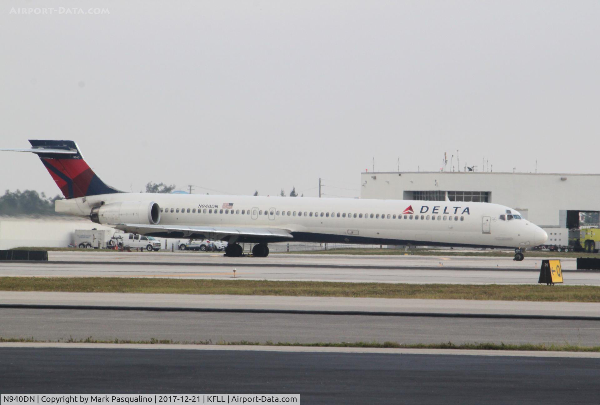 N940DN, 1997 McDonnell Douglas MD-90-30 C/N 53359, MD-90-30