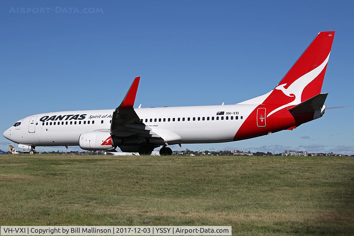 VH-VXI, 2002 Boeing 737-838 C/N 33479, taxiing to 34r