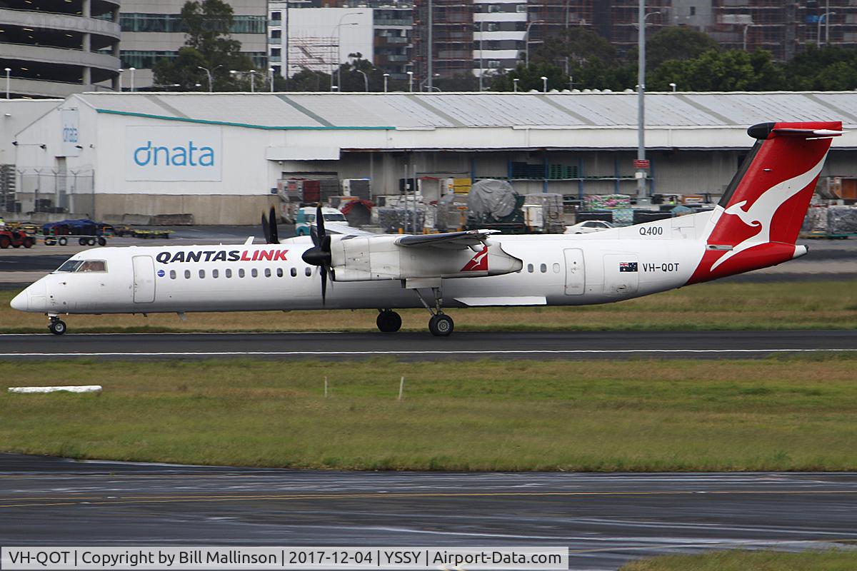 VH-QOT, 2009 De Havilland Canada DHC-8-402 Dash 8 C/N 4269, READY ON 16R