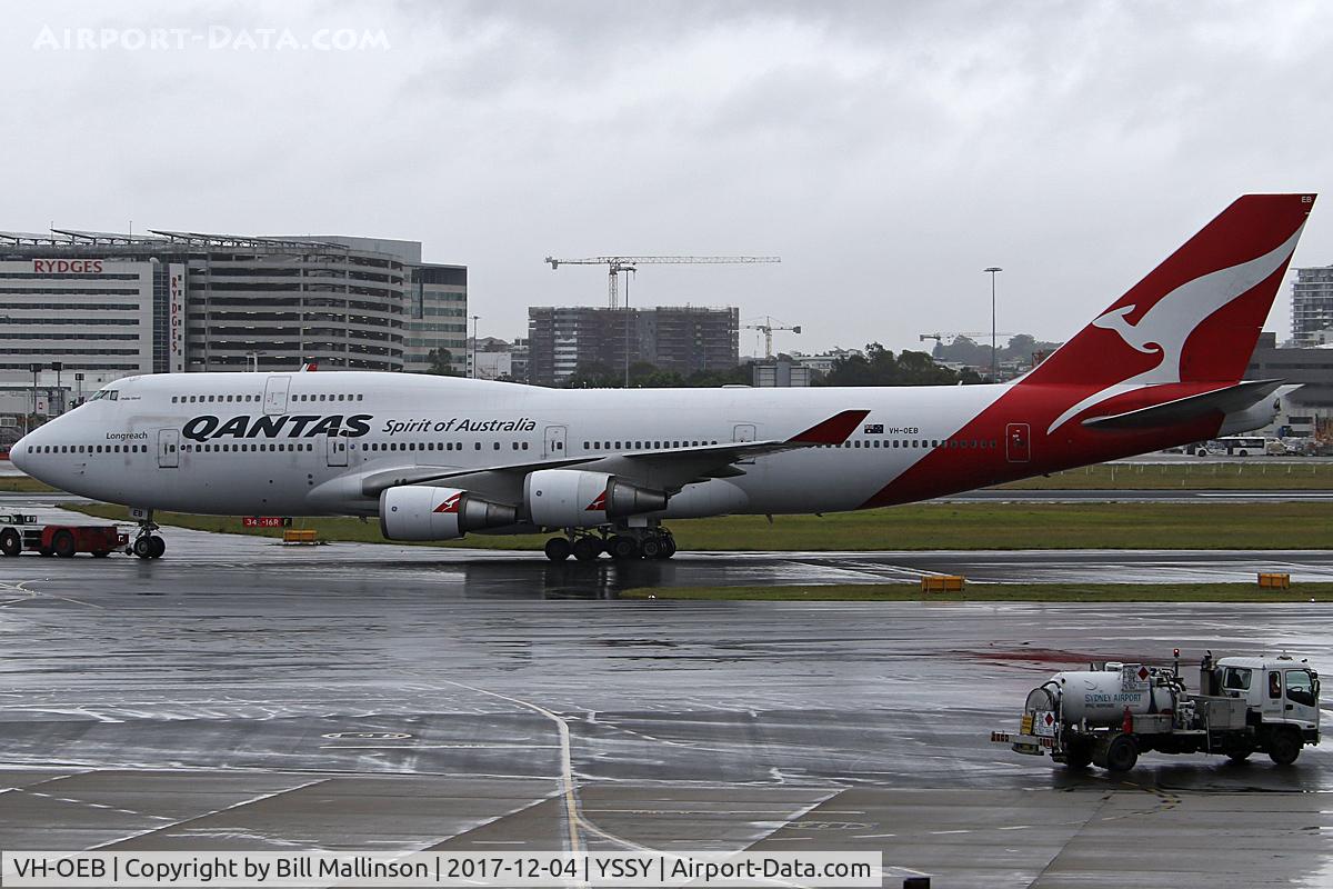 VH-OEB, 1993 Boeing 747-48E C/N 25778, ON THE WET