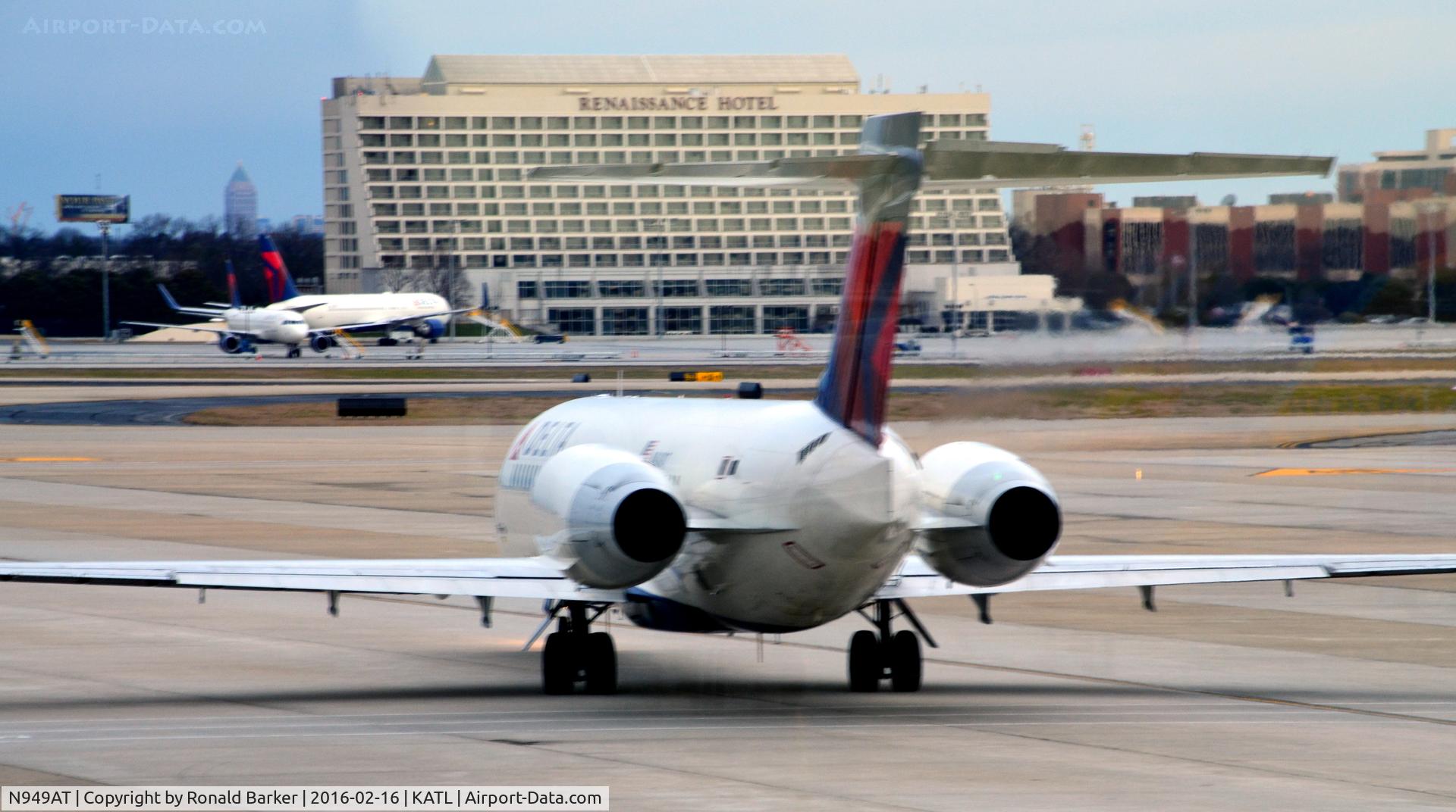 N949AT, 1999 Boeing 717-200 C/N 55003, Taxi for takeoff Atlanta