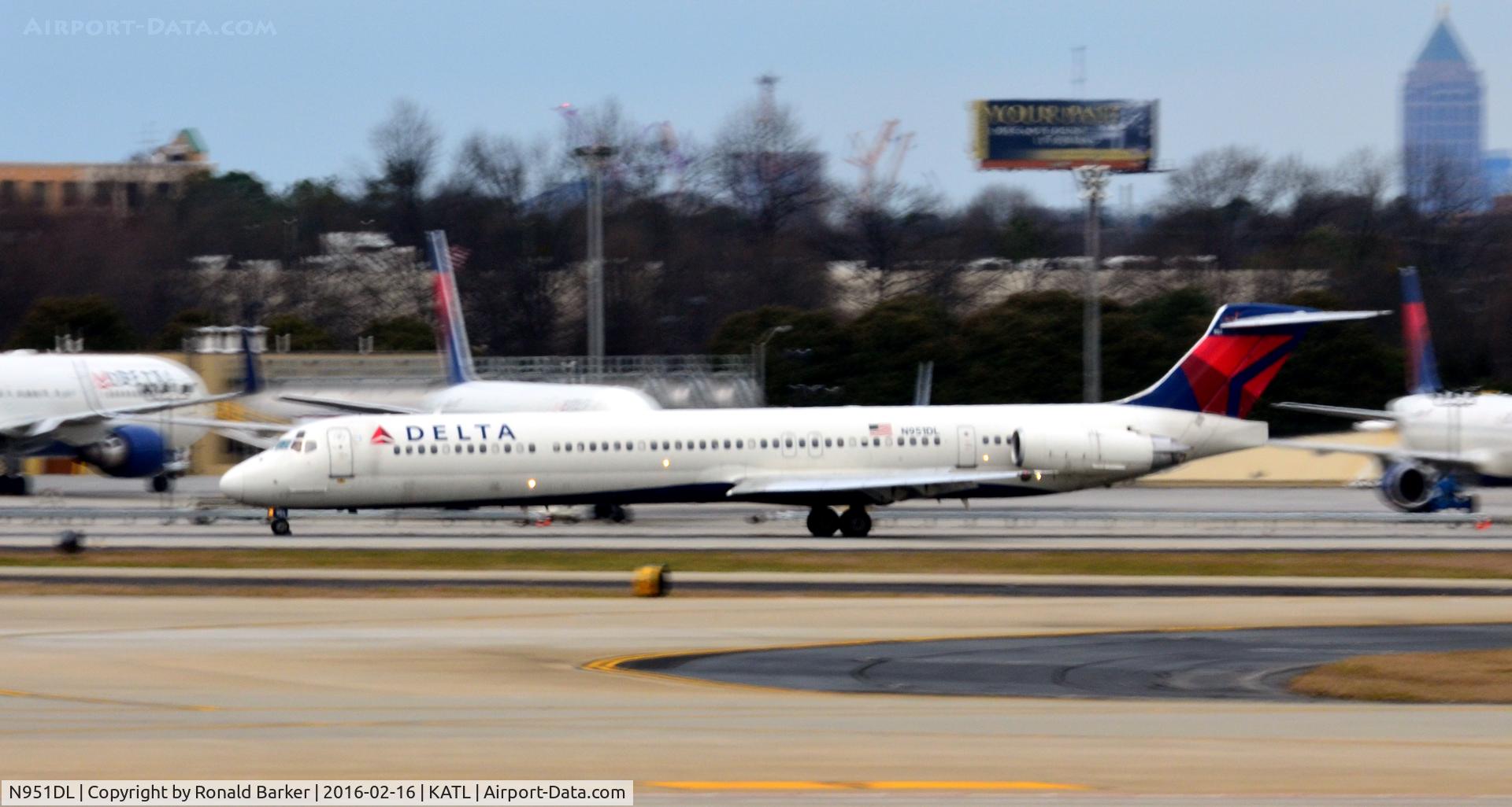 N951DL, 1990 McDonnell Douglas MD-88 C/N 49882, Landing Atlanta