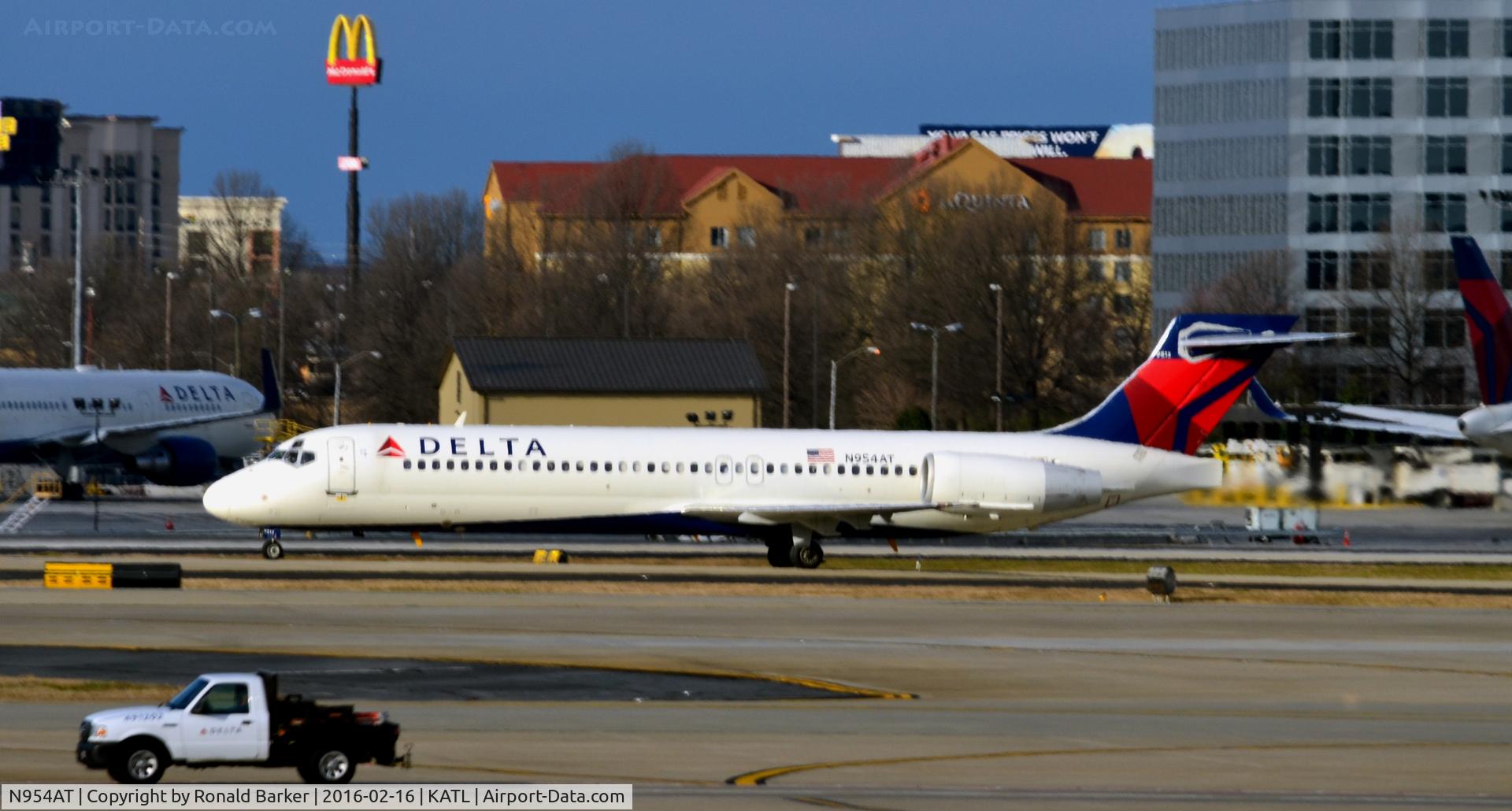 N954AT, 2000 Boeing 717-2BD C/N 55016, Landing Atlanta