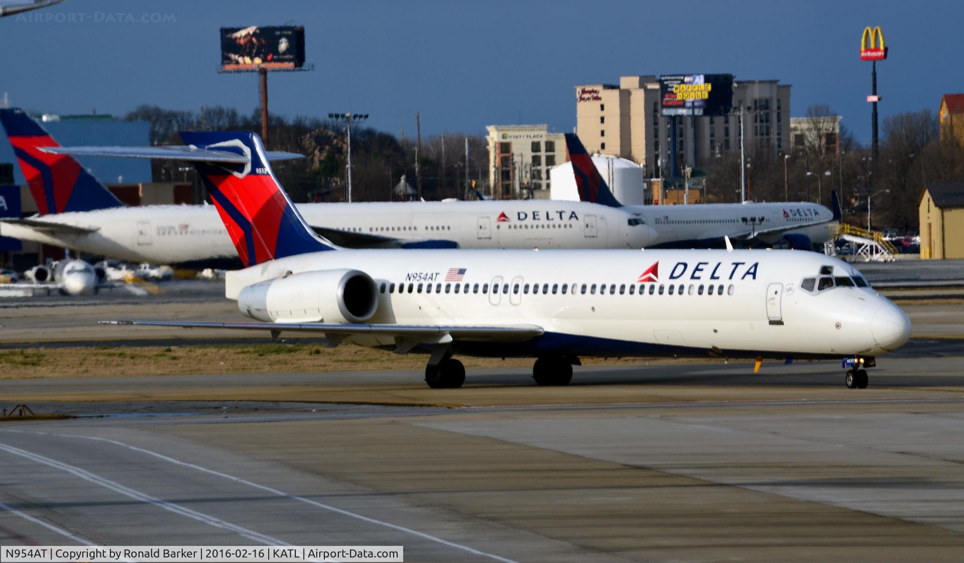 N954AT, 2000 Boeing 717-2BD C/N 55016, Taxi to gate Atlanta