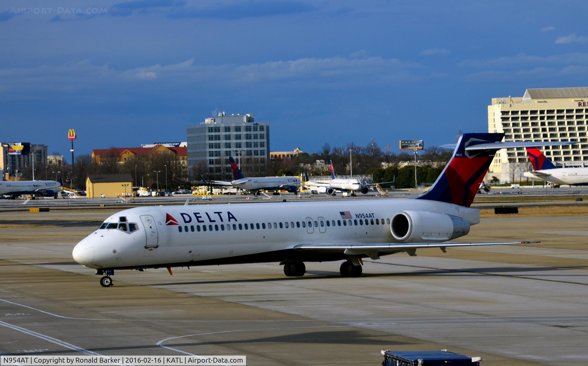 N954AT, 2000 Boeing 717-2BD C/N 55016, Taxi Atlanta