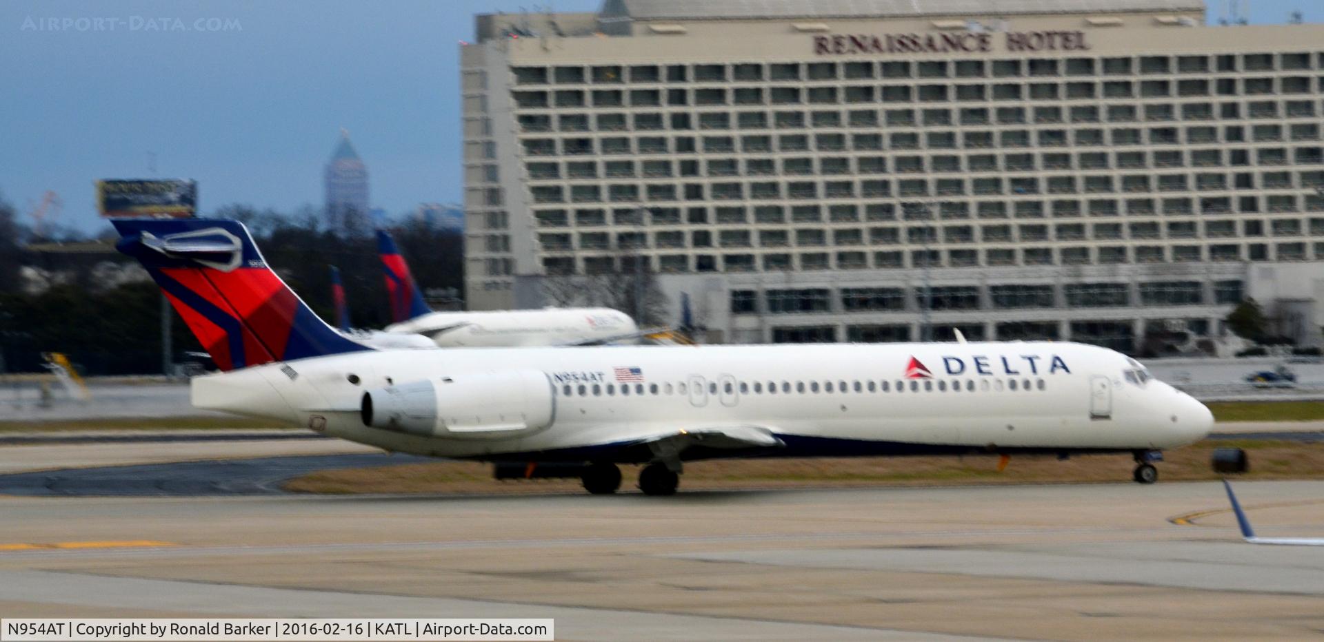 N954AT, 2000 Boeing 717-2BD C/N 55016, Taxi Atlanta