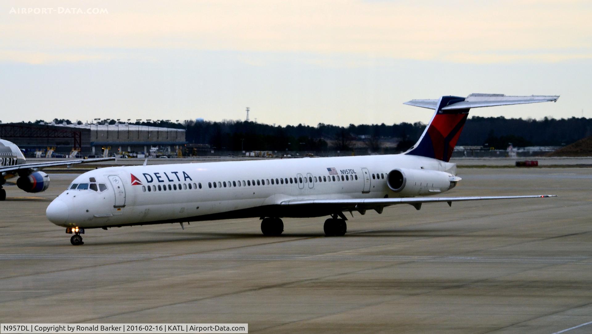 N957DL, 1990 McDonnell Douglas MD-88 C/N 49976, Taxi Atlanta