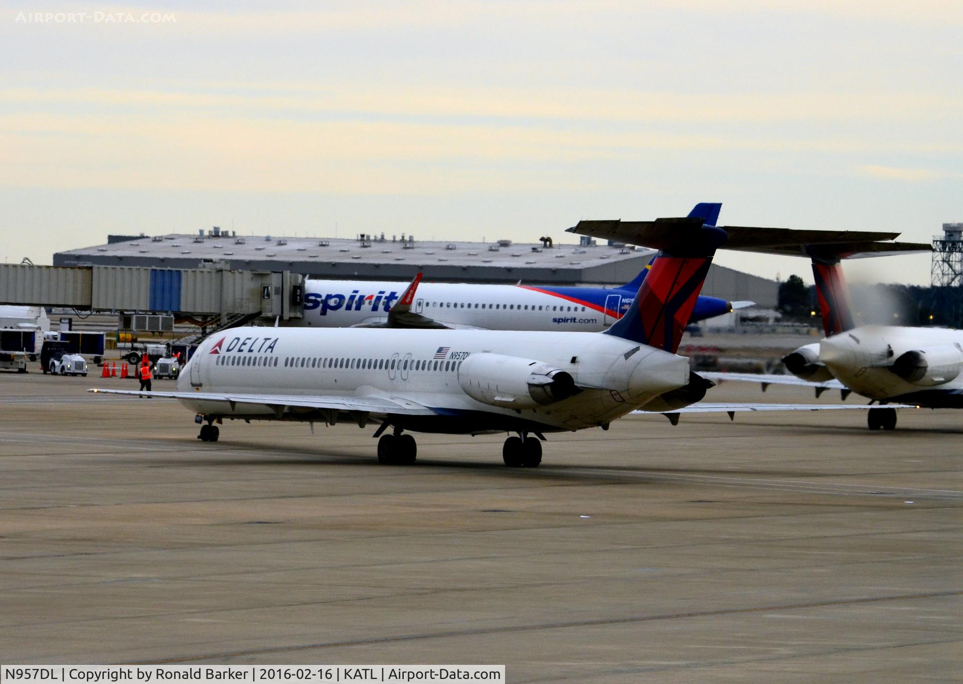 N957DL, 1990 McDonnell Douglas MD-88 C/N 49976, Taxi Atlanta
