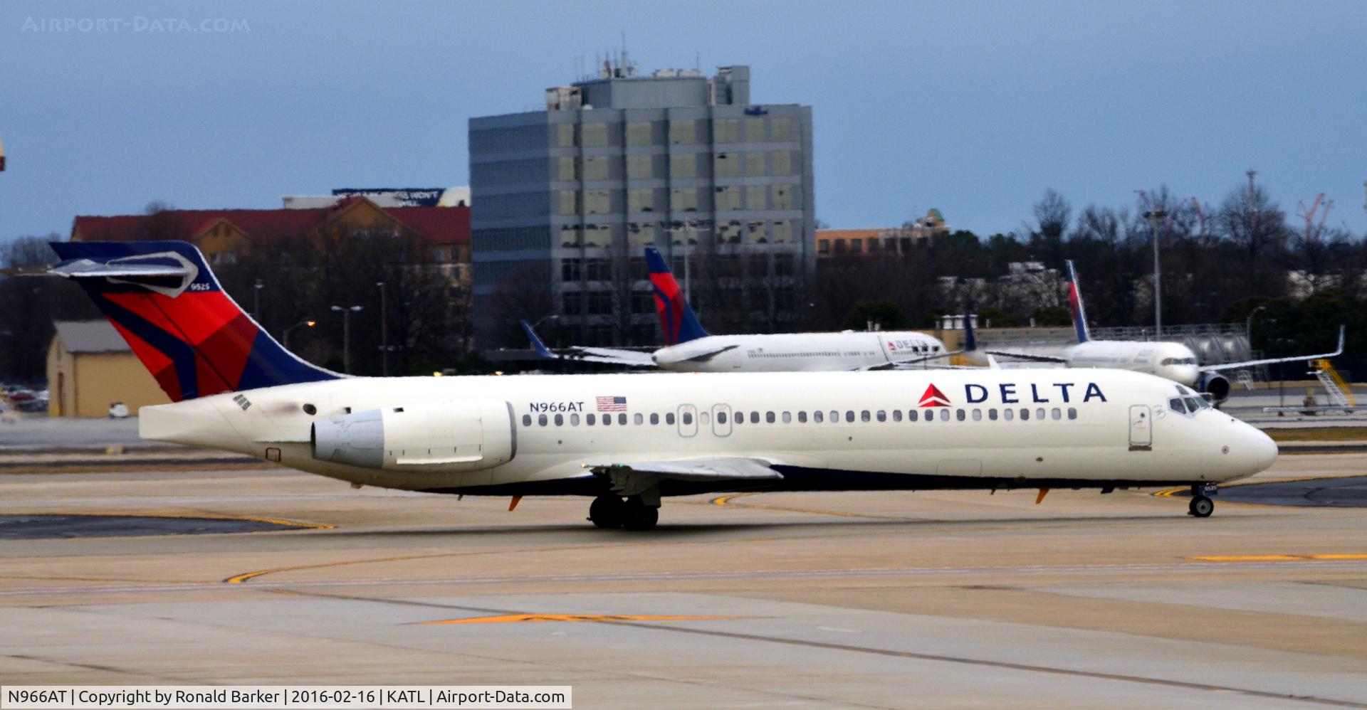 N966AT, 2001 Boeing 717-200 C/N 55027, Taxi Atlanta
