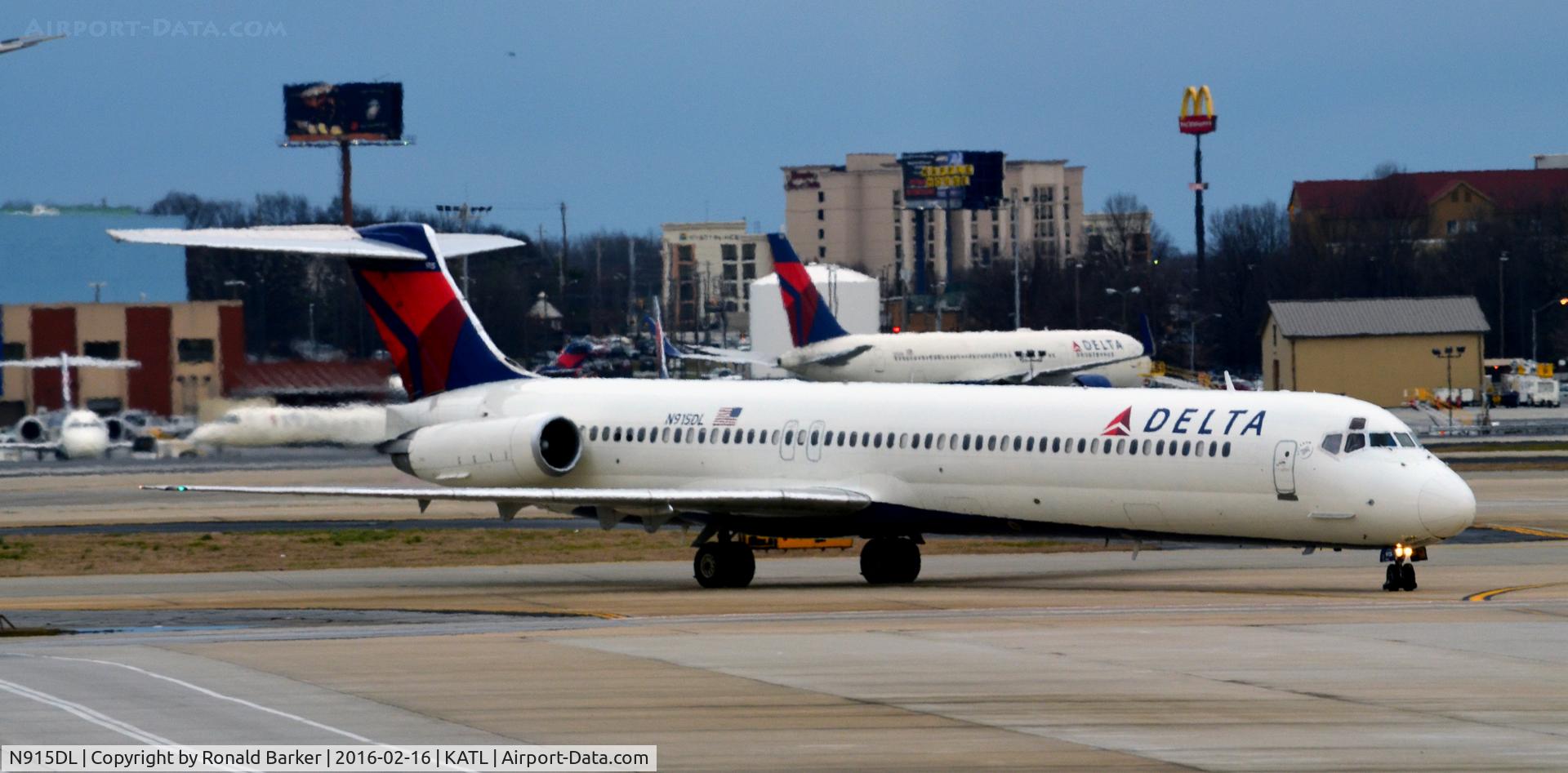 N915DL, 1988 McDonnell Douglas MD-88 C/N 49546, Taxi Atlanta