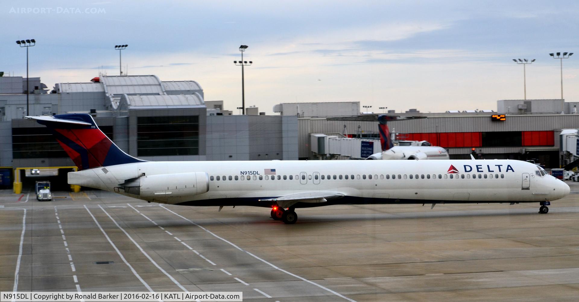 N915DL, 1988 McDonnell Douglas MD-88 C/N 49546, Taxi Atlanta