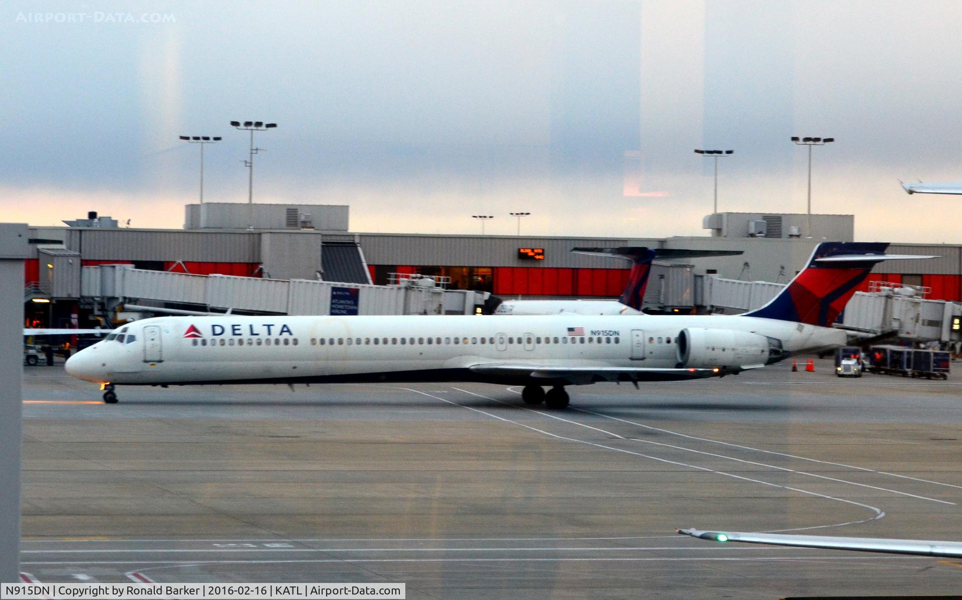 N915DN, 1996 McDonnell Douglas MD-90-30 C/N 53395, Taxi Atlanta
