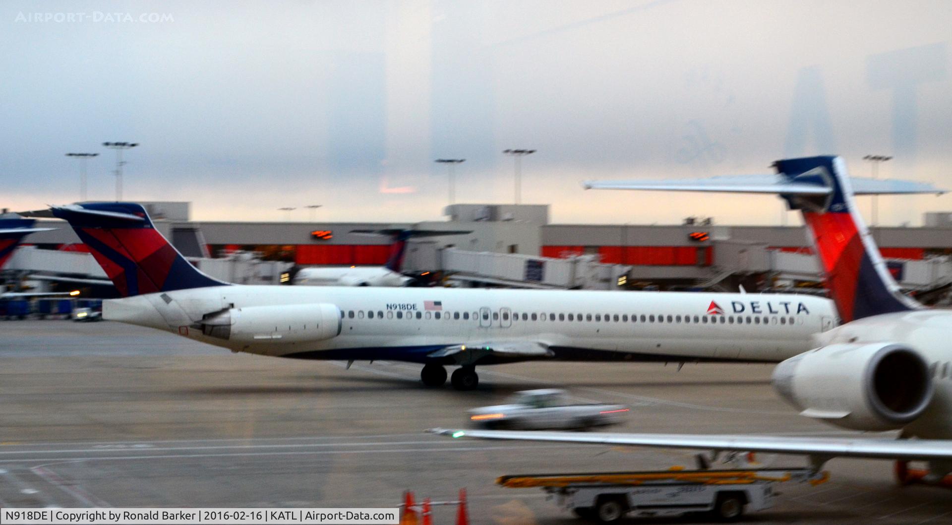 N918DE, 1993 McDonnell Douglas MD-88 C/N 49959, Taxi Atlanta