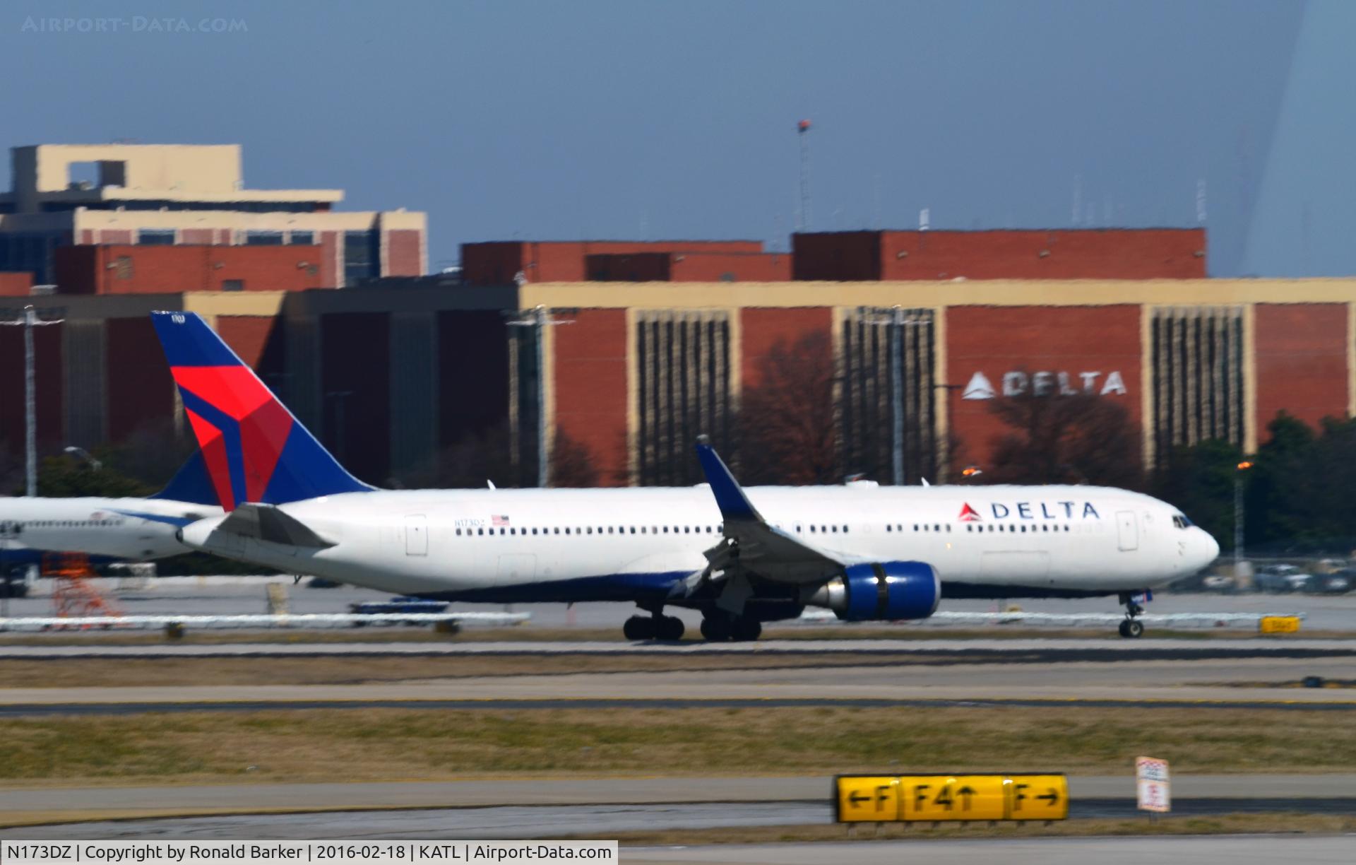 N173DZ, 1998 Boeing 767-332ER C/N 29692, Landing Atlanta