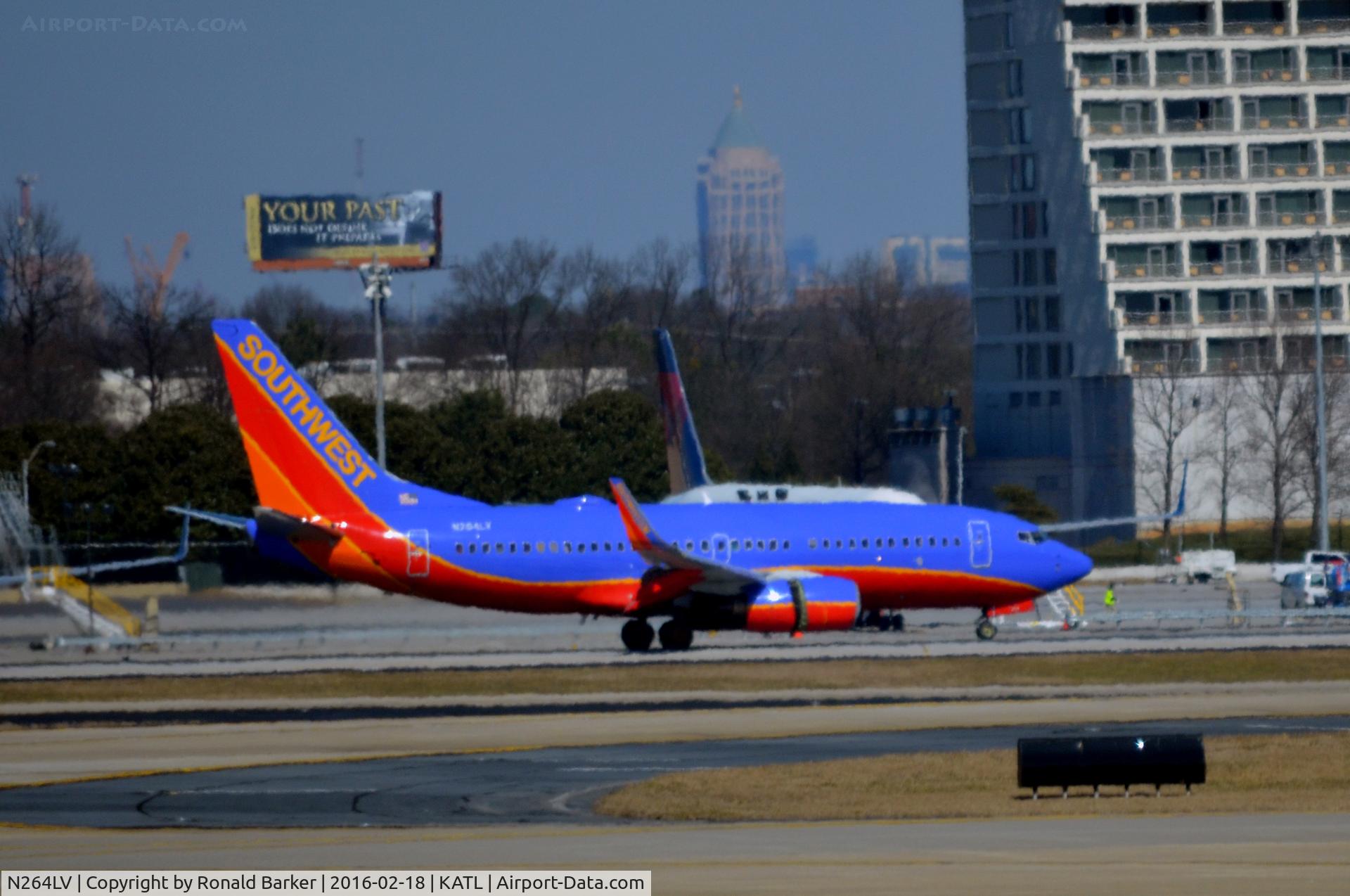 N264LV, 2007 Boeing 737-7H4 C/N 32521, Landing Atlanta