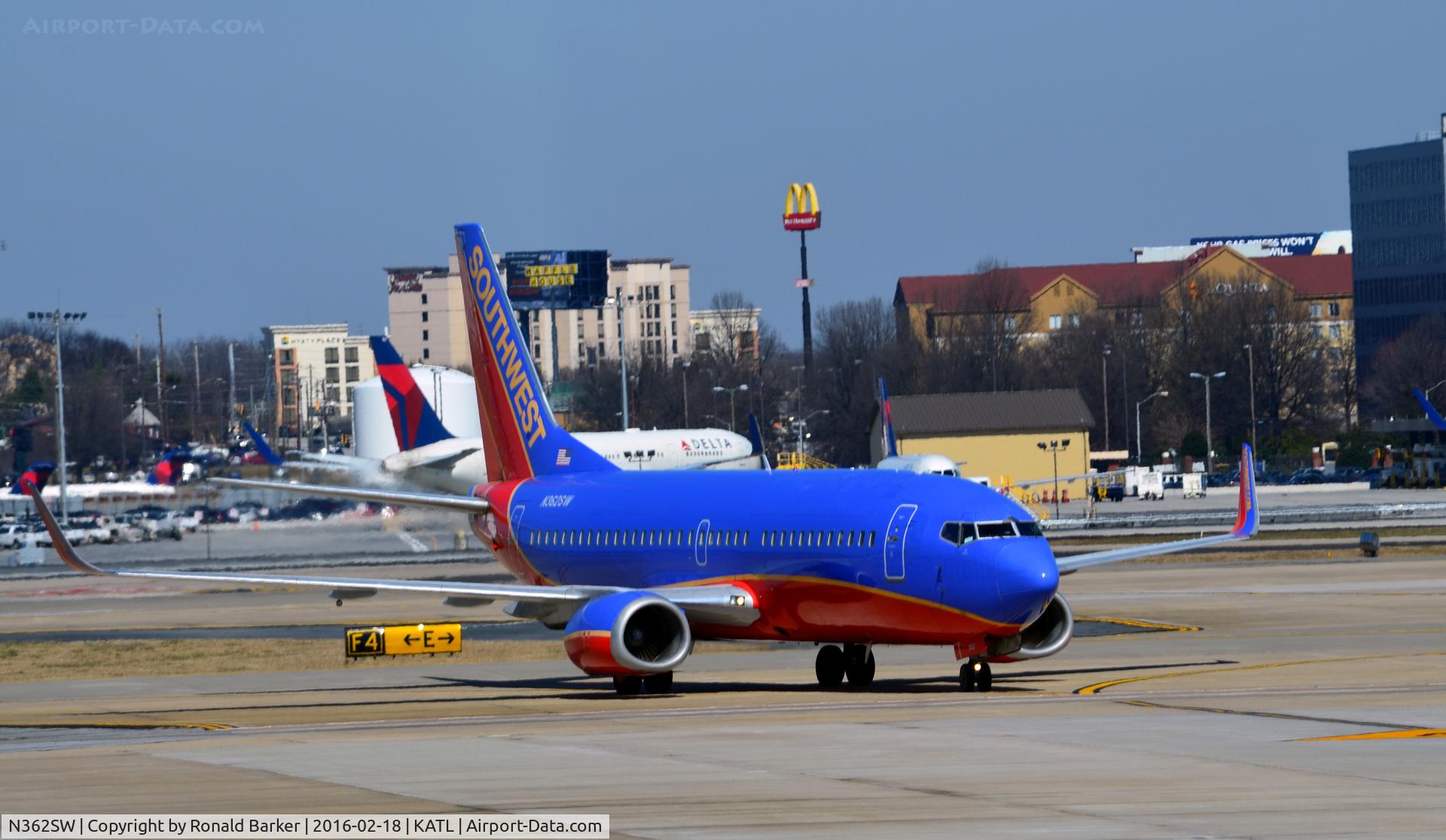 N362SW, 1992 Boeing 737-3H4 C/N 26573, Taxi Atlanta
