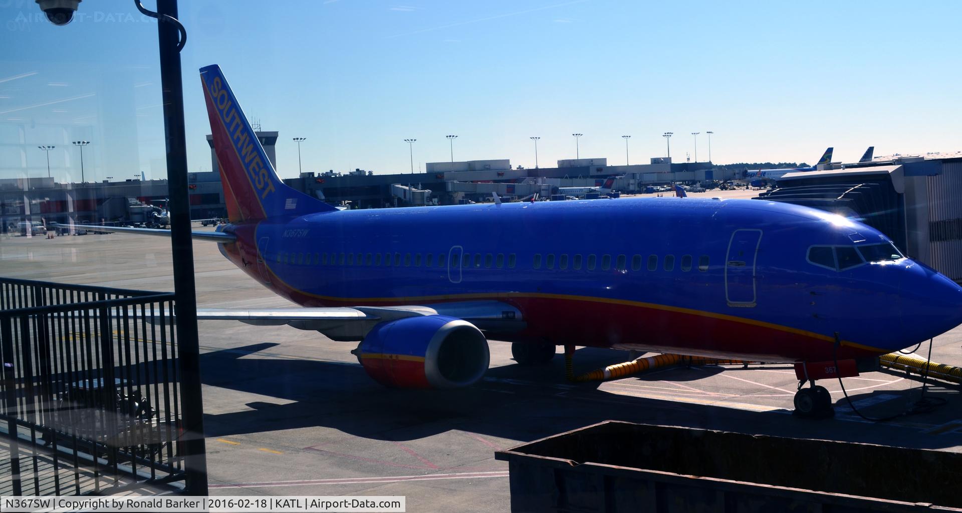 N367SW, 1993 Boeing 737-3H4 C/N 26578, At the gate Atlanta