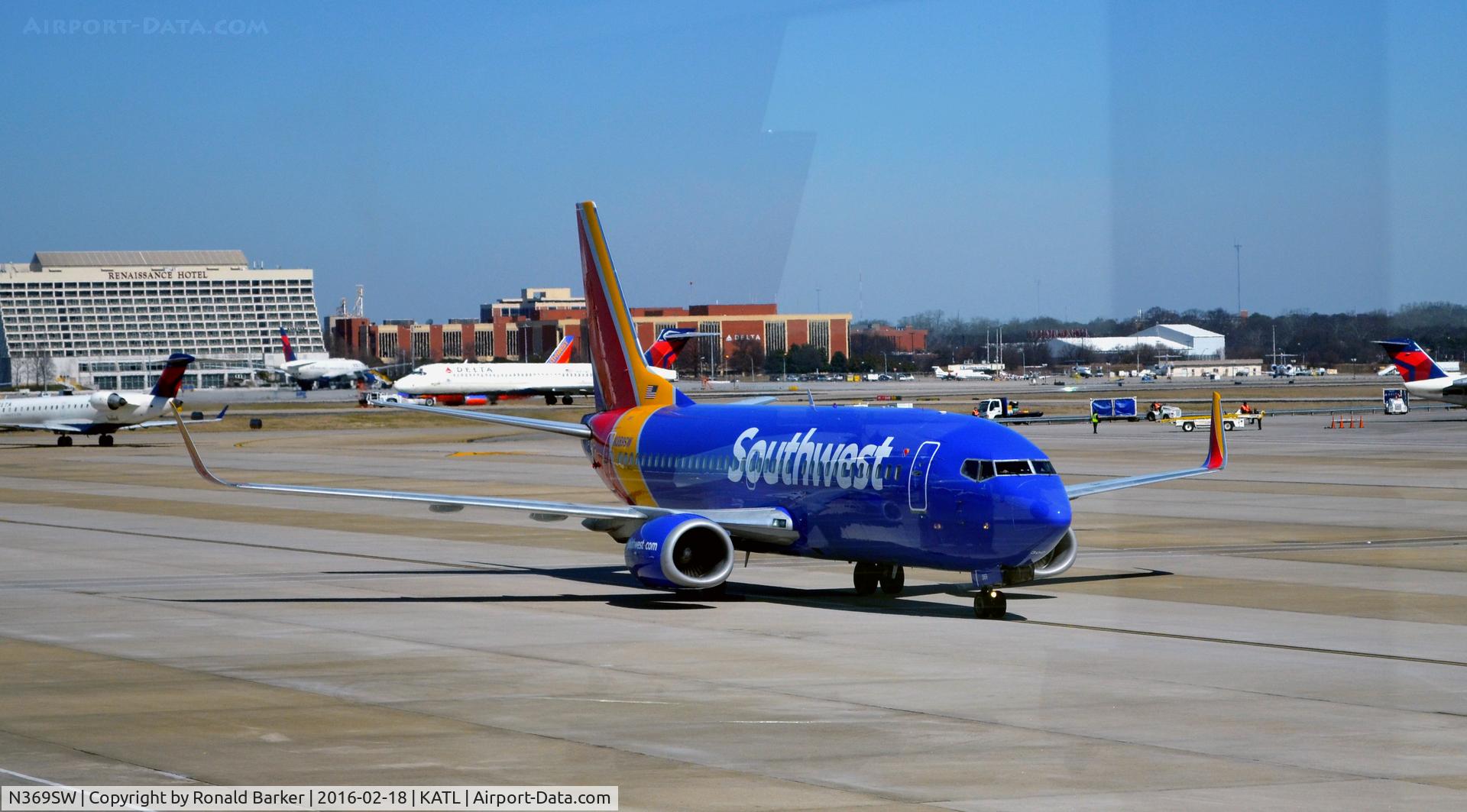N369SW, 1993 Boeing 737-3H4 C/N 26580, Taxi Atlanta