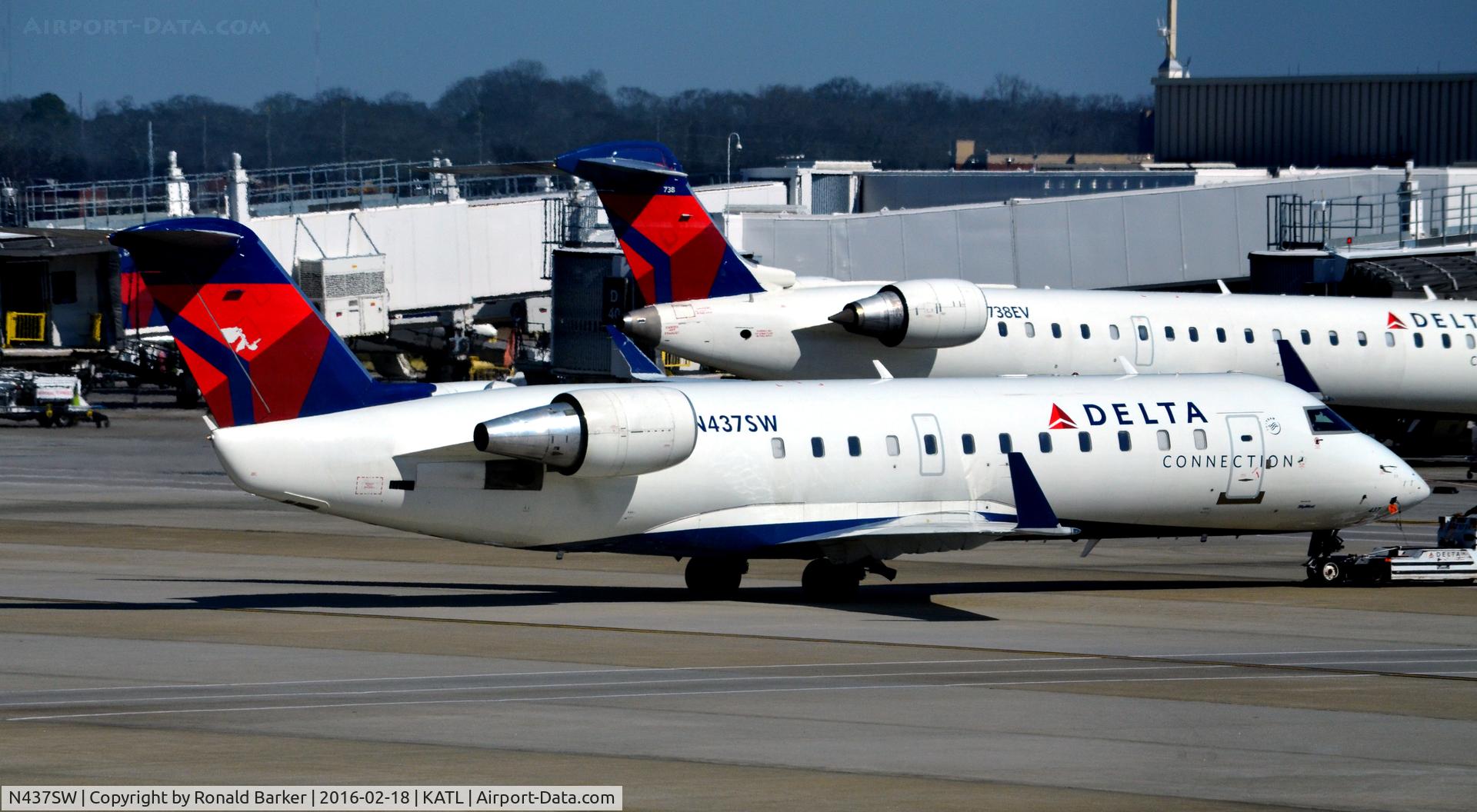 N437SW, 2001 Bombardier CRJ-200LR (CL-600-2B19) C/N 7564, Pushback Atlanta