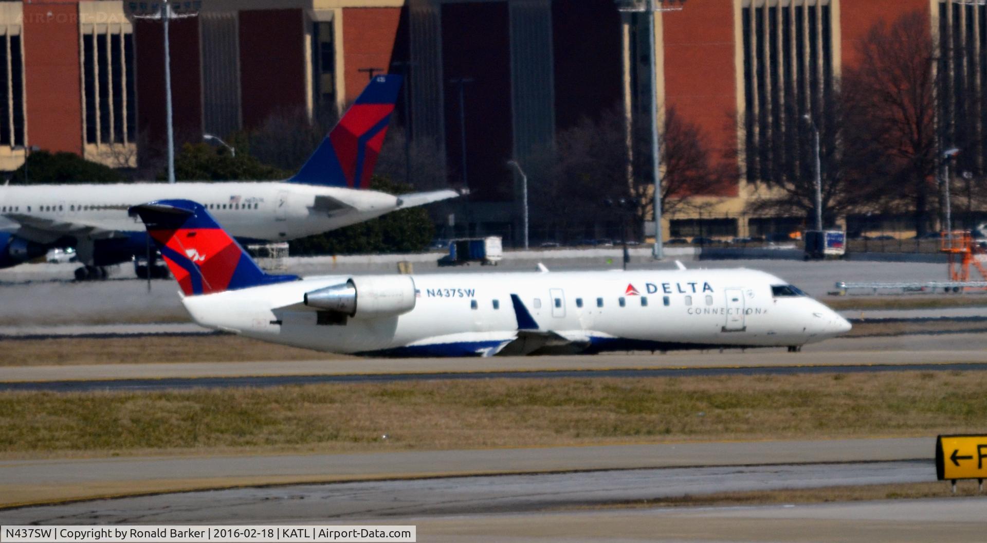N437SW, 2001 Bombardier CRJ-200LR (CL-600-2B19) C/N 7564, Takeoff Atlanta