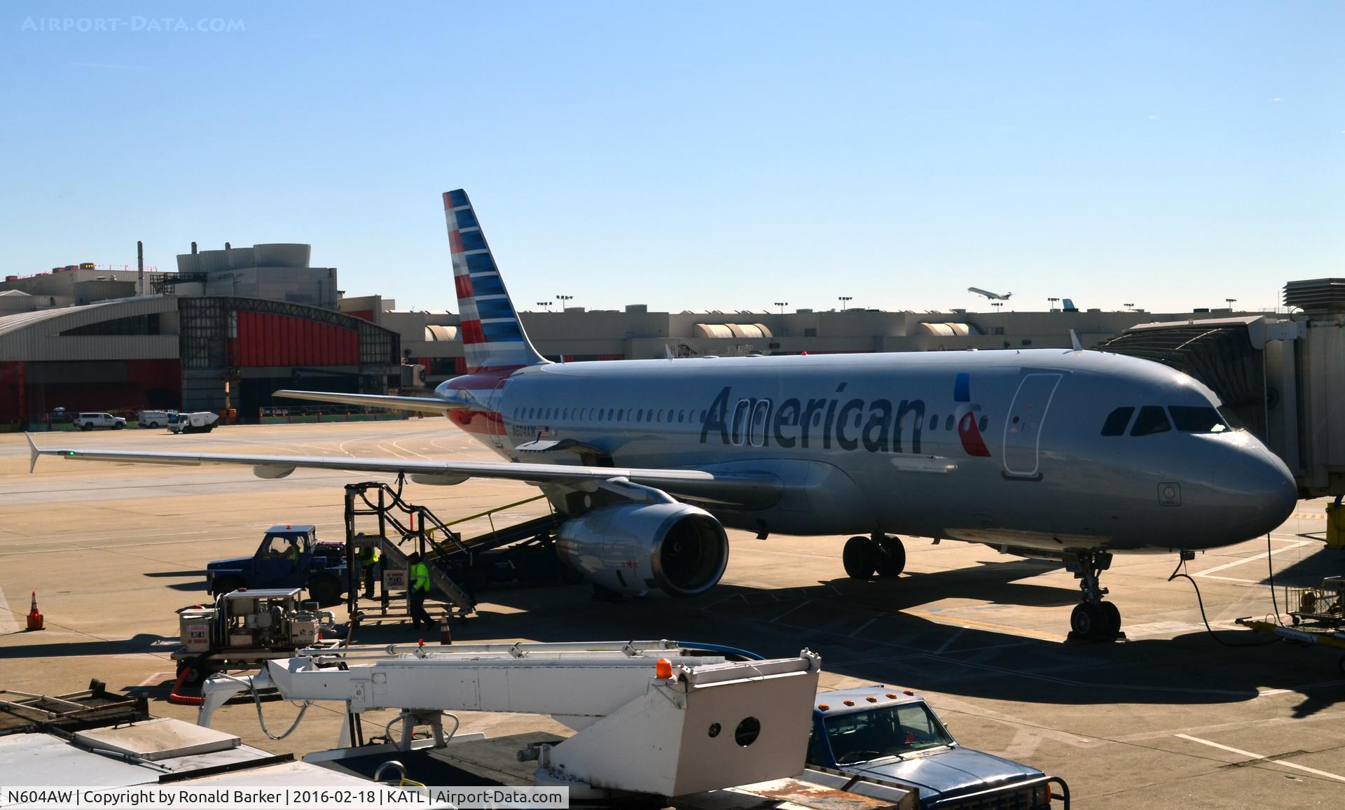 N604AW, 2000 Airbus A320-232 C/N 1196, At gate  Atlanta