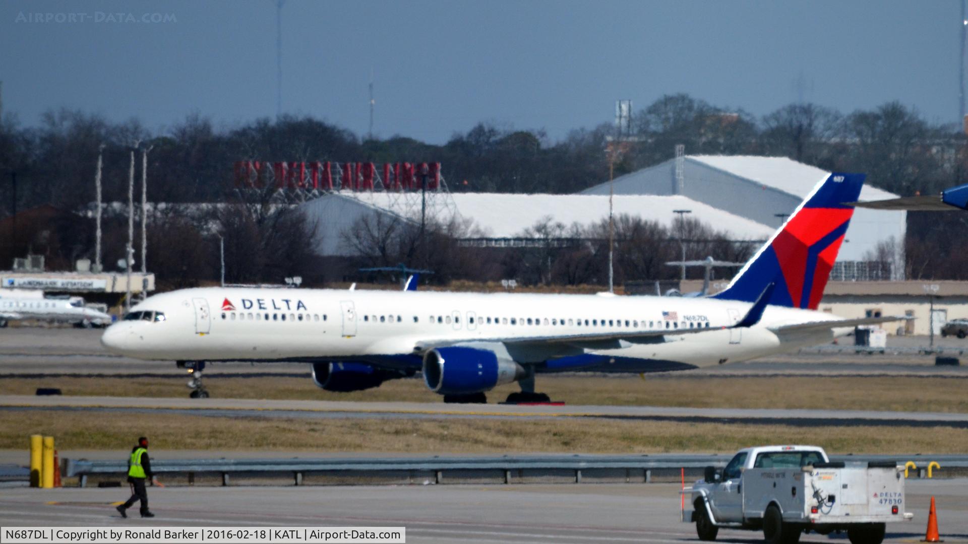 N687DL, 1998 Boeing 757-232 C/N 27586, Taxi Atlanta
