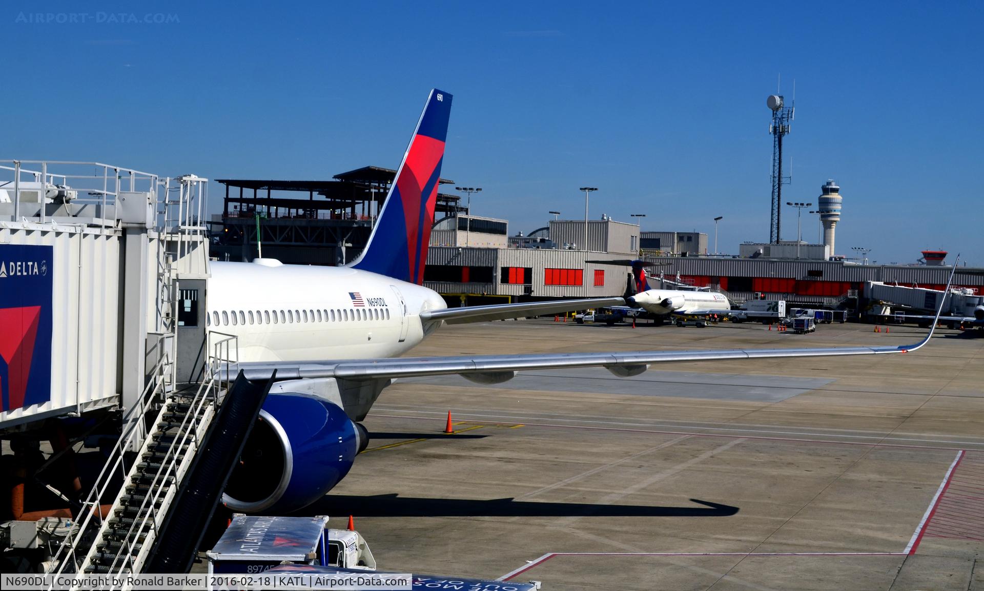 N690DL, 1998 Boeing 757-232 C/N 27585, At the gate Atlanta