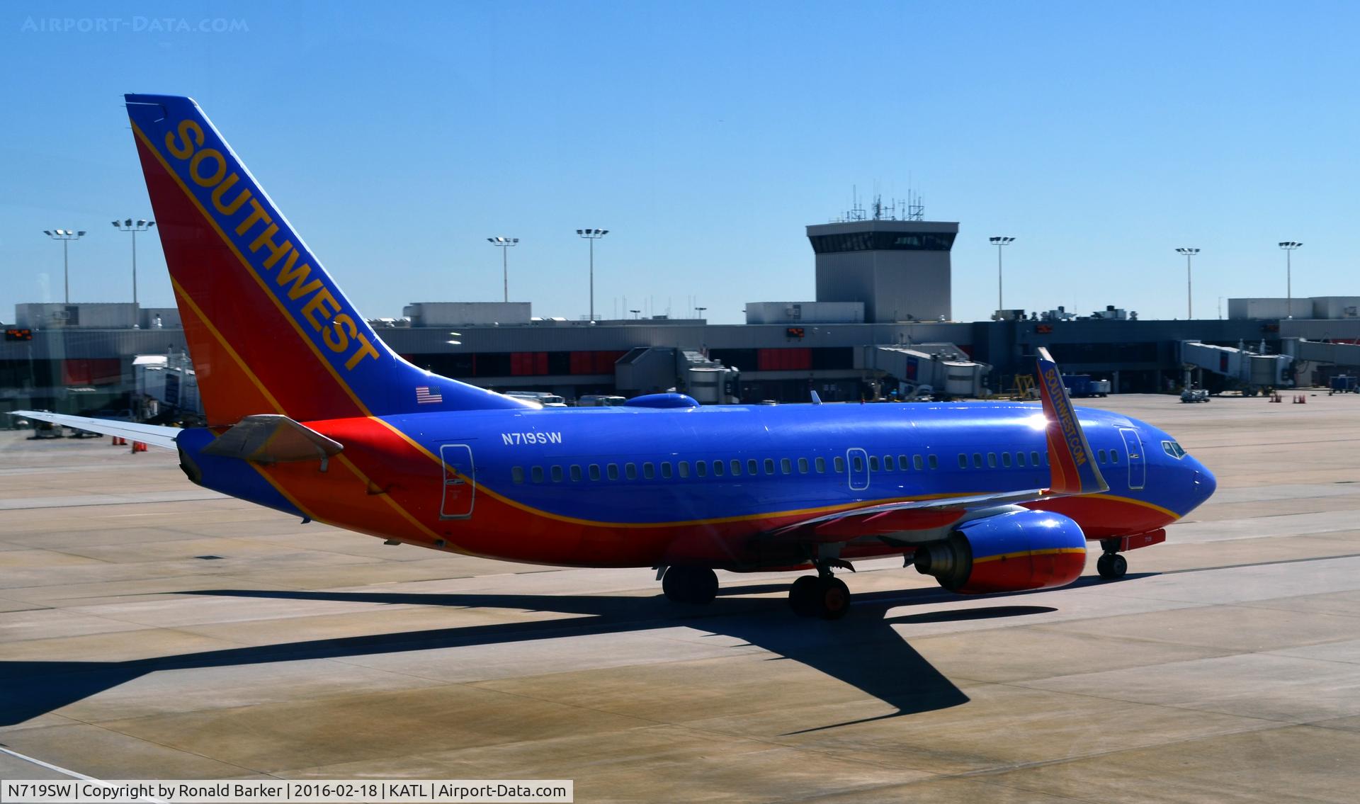 N719SW, 1998 Boeing 737-7H4 C/N 27853, Taxi  Atlanta