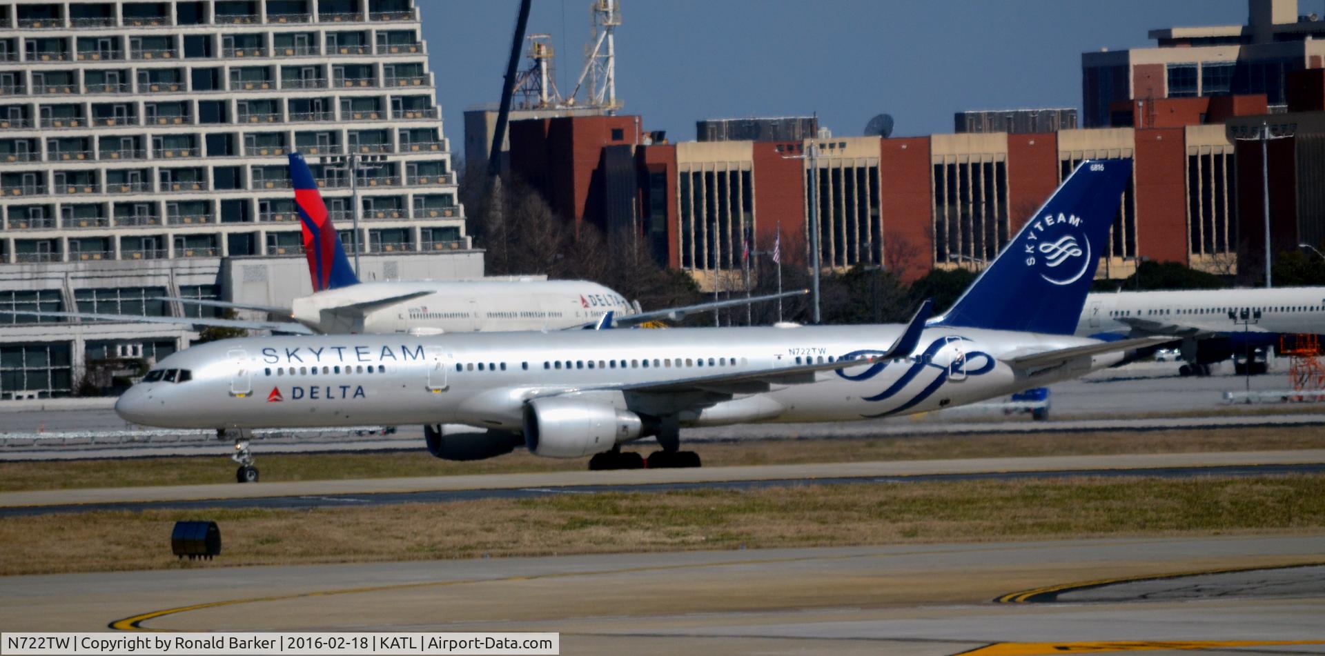 N722TW, 1999 Boeing 757-231 C/N 29385, Taxi Atlanta