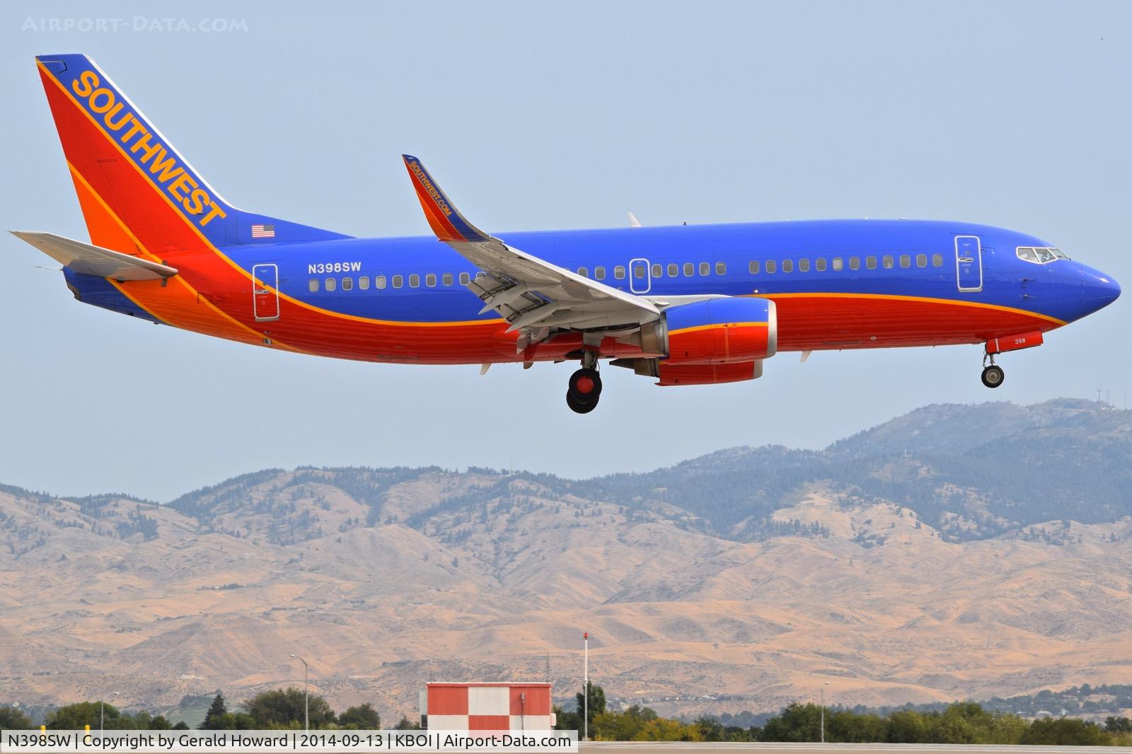 N398SW, 1995 Boeing 737-3H4 C/N 27692, Over the numbers on RWY 10R.