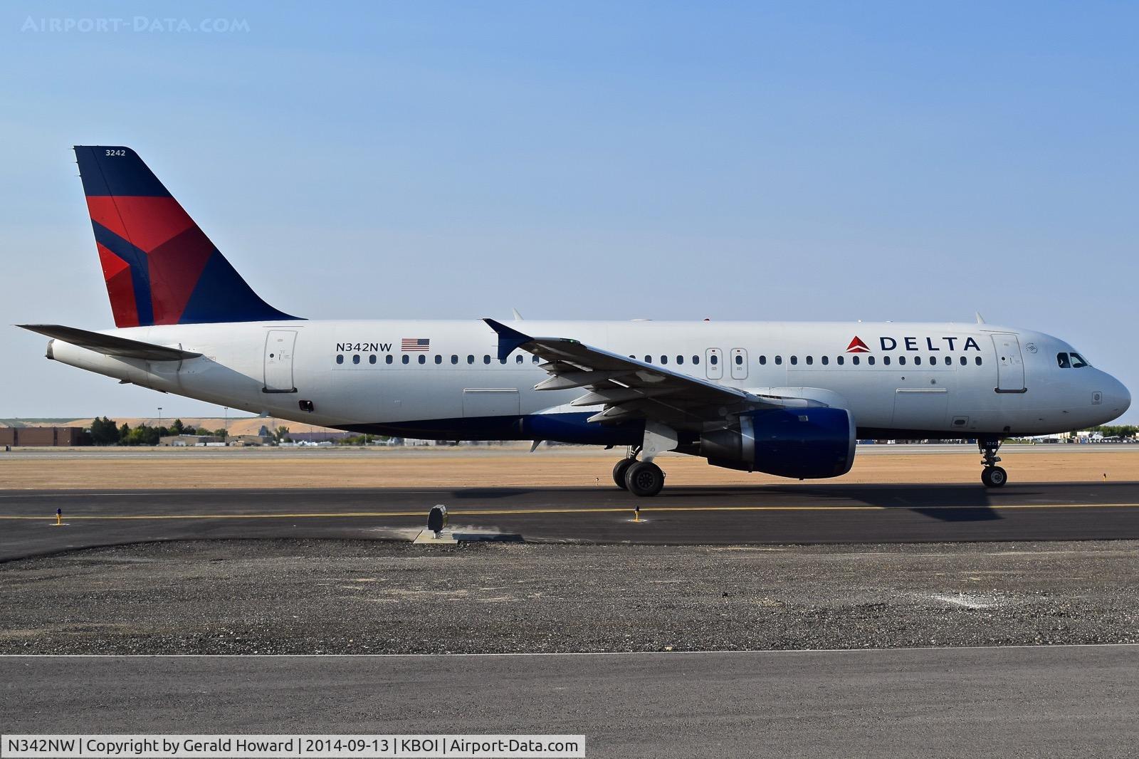 N342NW, 1993 Airbus A320-212 C/N 381, Taxiing on Alpha.