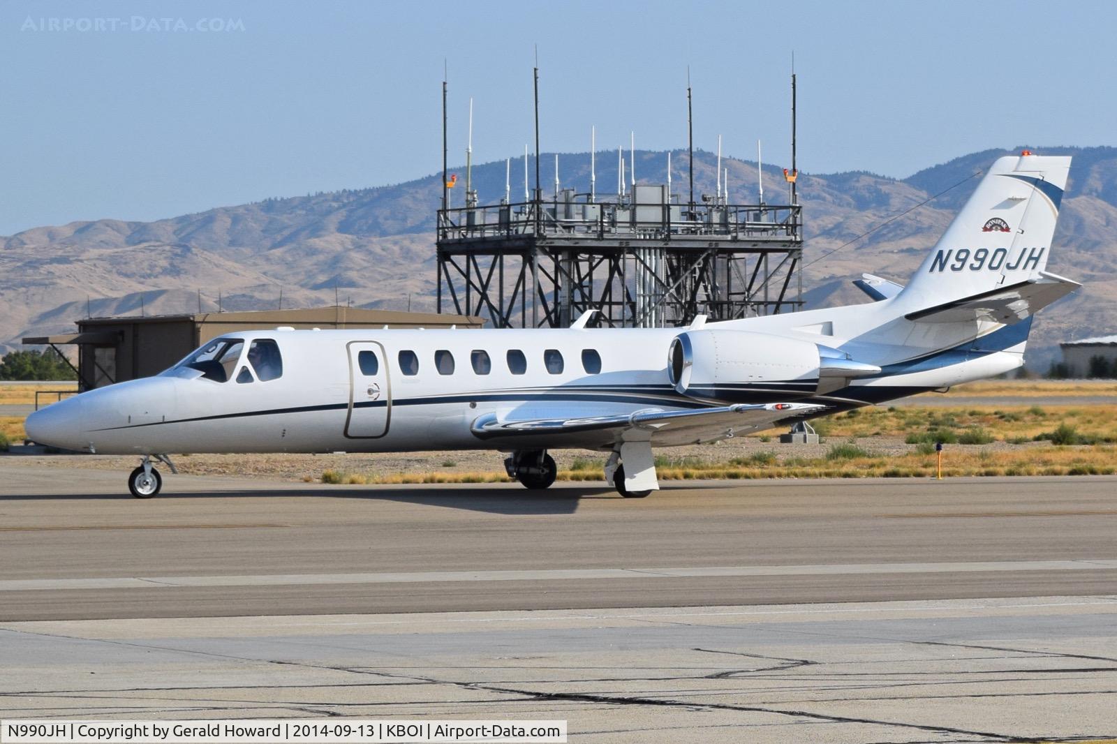 N990JH, 2007 Cessna 560 Citation Encore+ C/N 560-0754, Taxiing on Bravo.