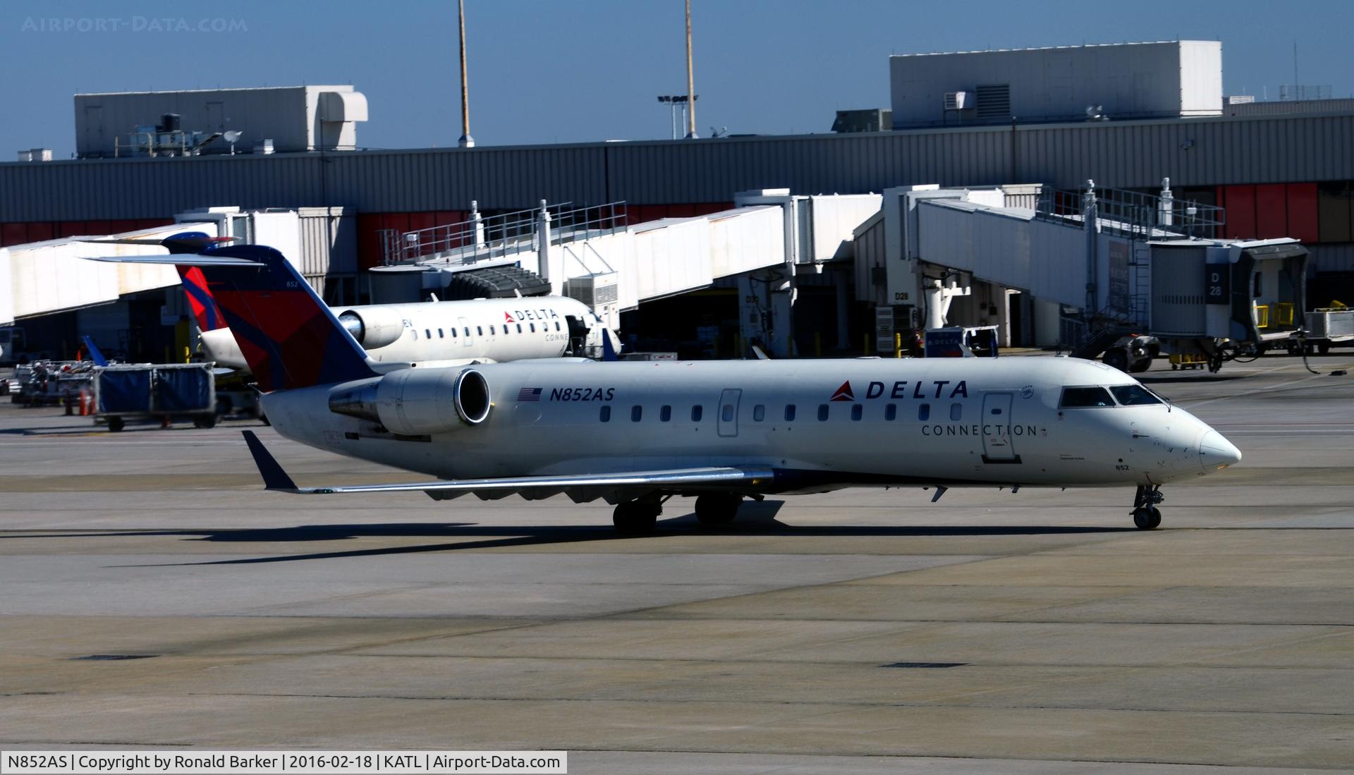 N852AS, 2000 Bombardier CRJ-200ER (CL-600-2B19) C/N 7369, Taxi Atlanta