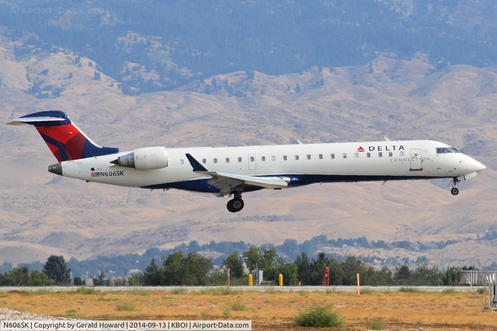 N606SK, 2006 Bombardier CRJ-700 (CL-600-2C10) Regional Jet C/N 10250, Landing RWY 10R.