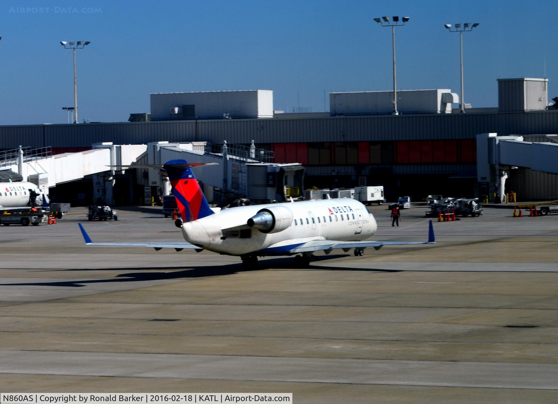 N860AS, 2000 Bombardier CRJ-200ER (CL-600-2B19) C/N 7433, Pushback Atlanta
