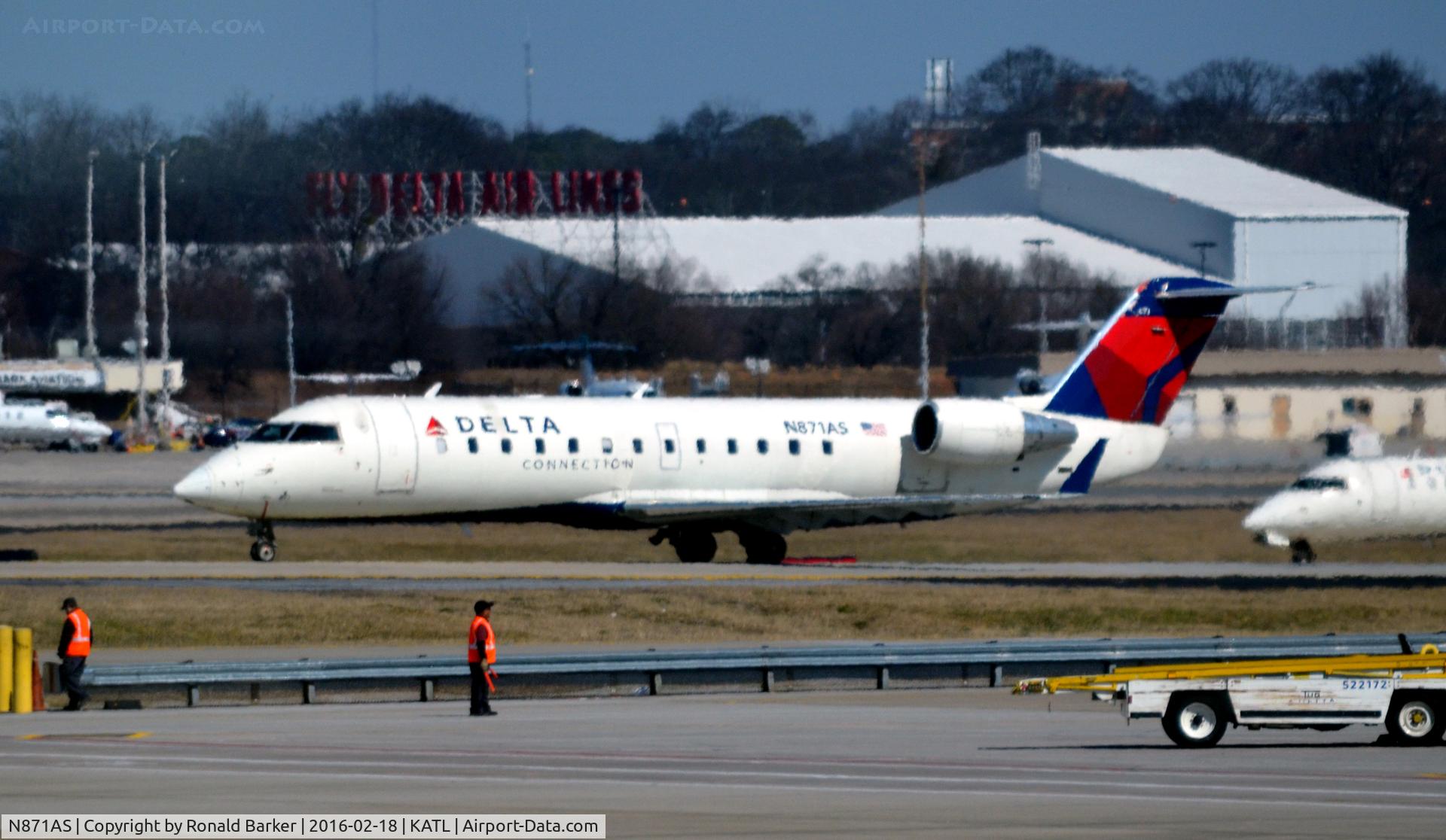 N871AS, 2001 Bombardier CRJ-200ER (CL-600-2B19) C/N 7537, Taxi Atlanta