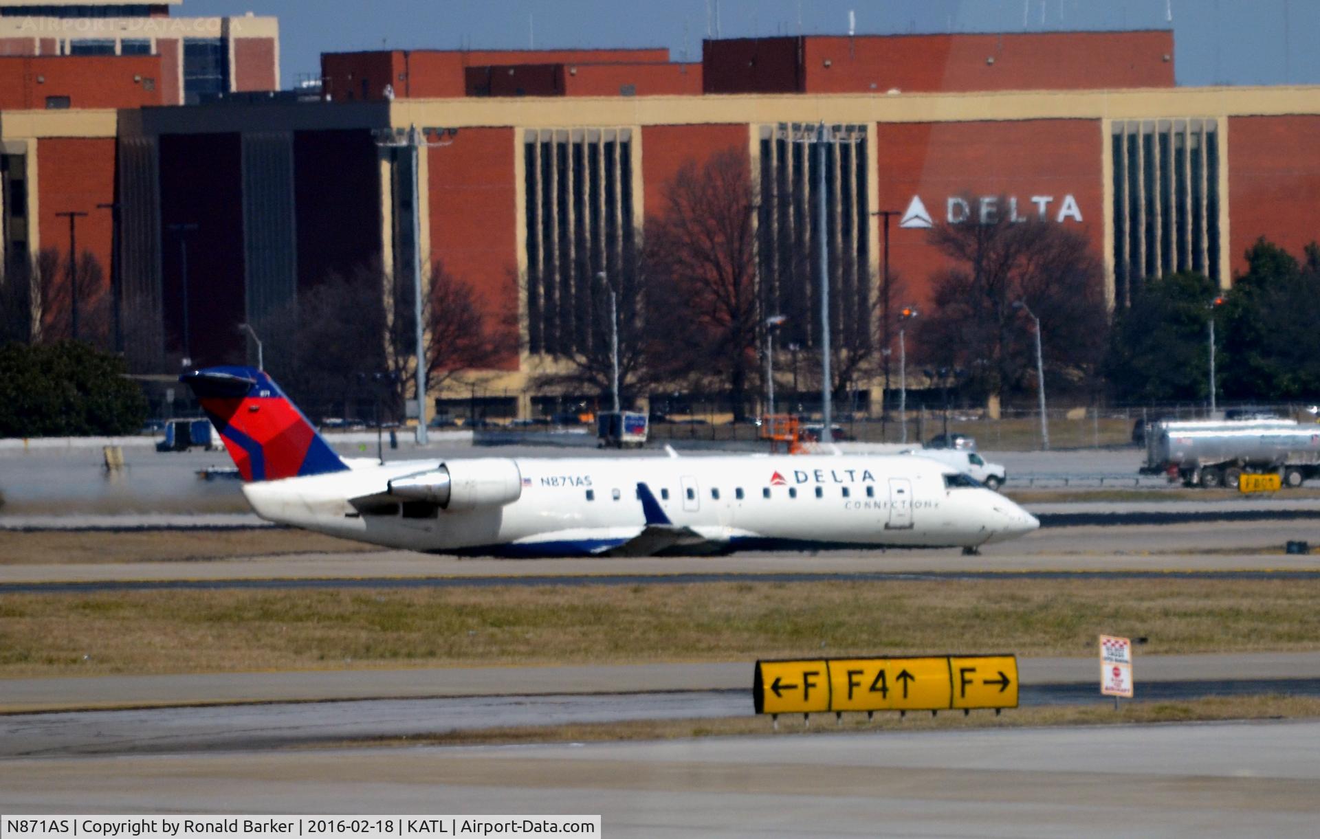 N871AS, 2001 Bombardier CRJ-200ER (CL-600-2B19) C/N 7537, Taxi Atlanta