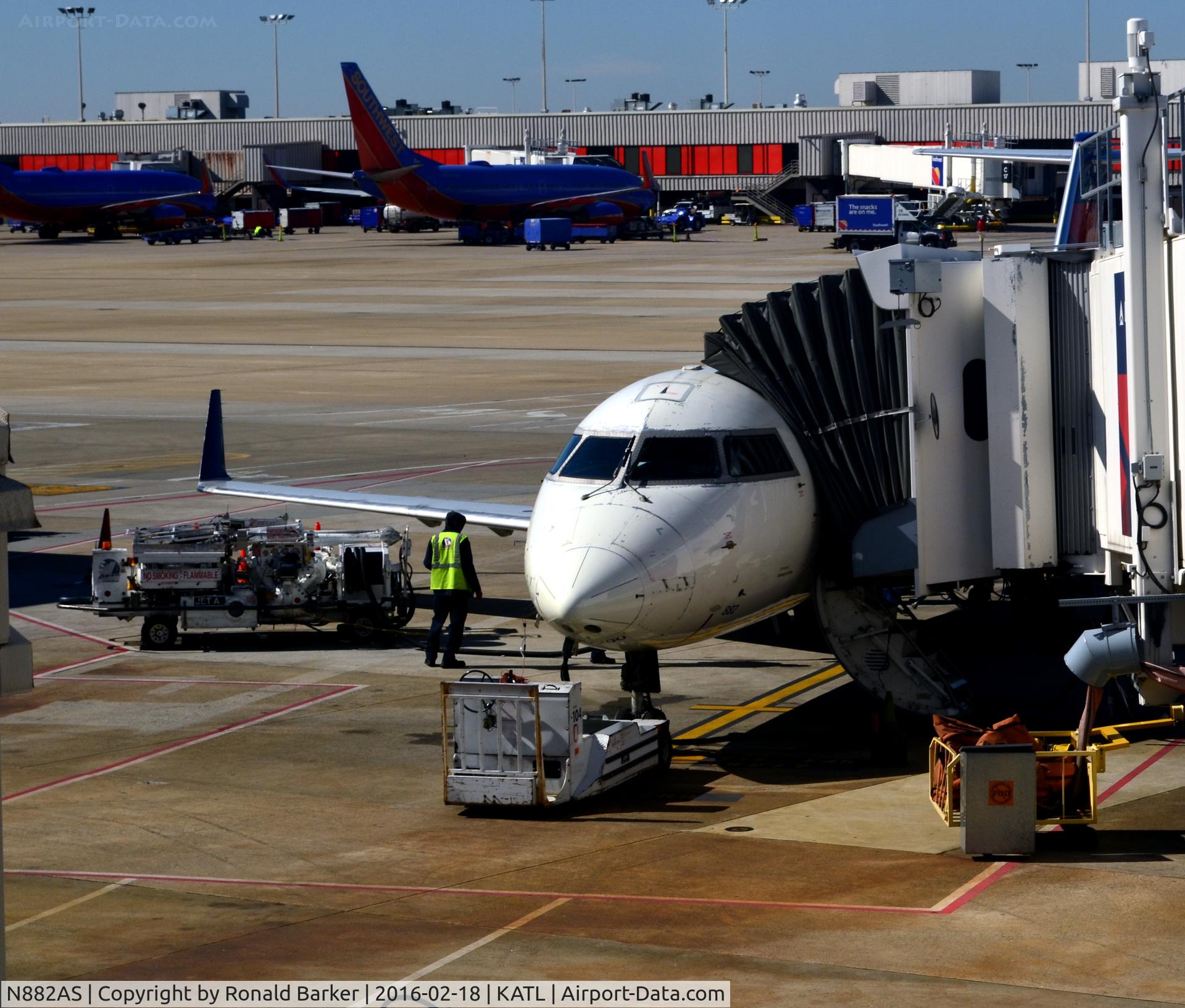 N882AS, 2001 Bombardier CRJ-200ER (CL-600-2B19) C/N 7503, At the gate Atlanta