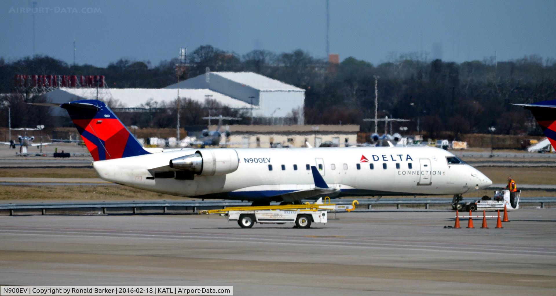 N900EV, 2002 Bombardier CRJ-200ER (CL-600-2B19) C/N 7608, Pushback Atlanta