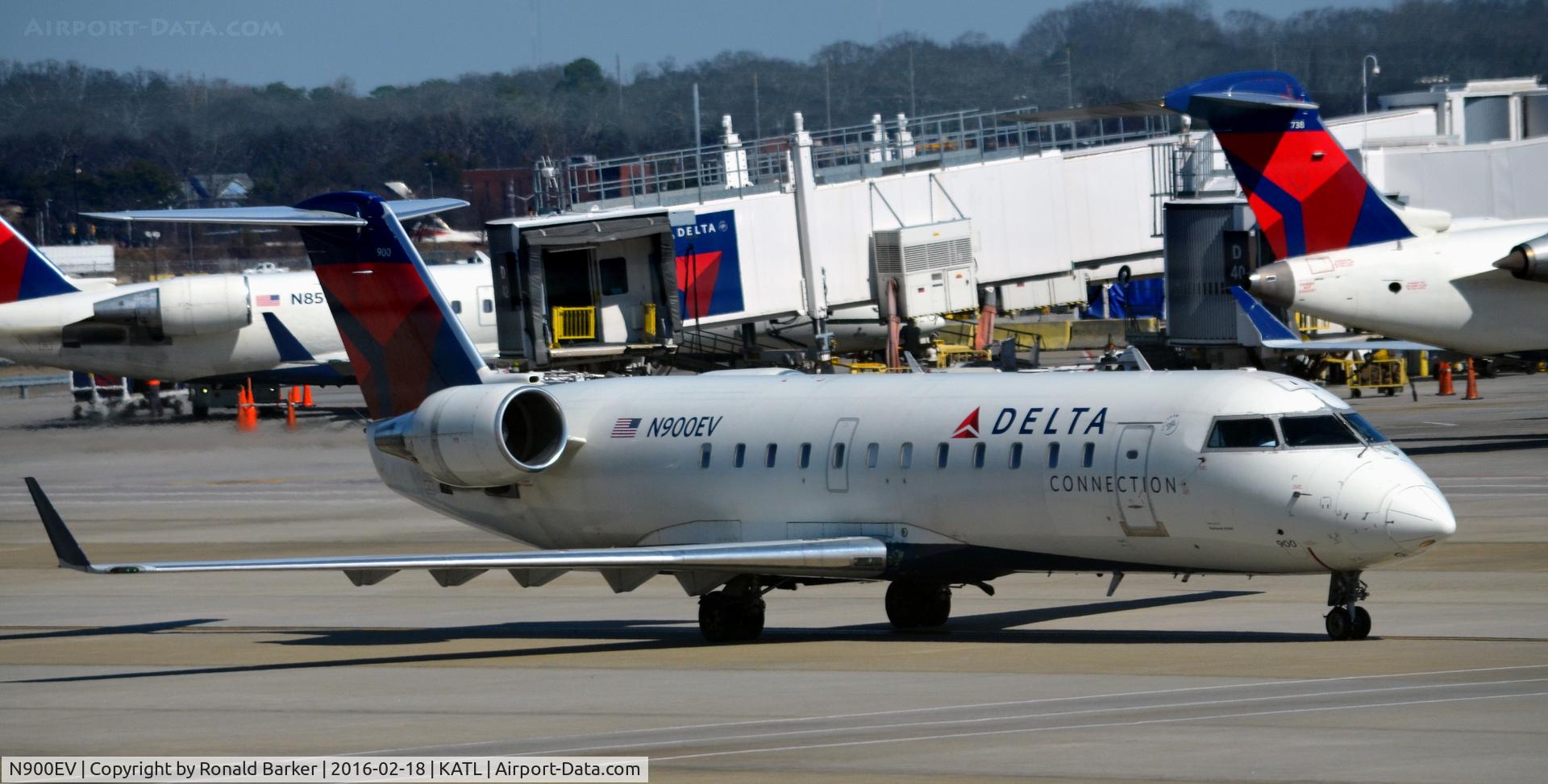 N900EV, 2002 Bombardier CRJ-200ER (CL-600-2B19) C/N 7608, Taxi for takeoff Atlanta
