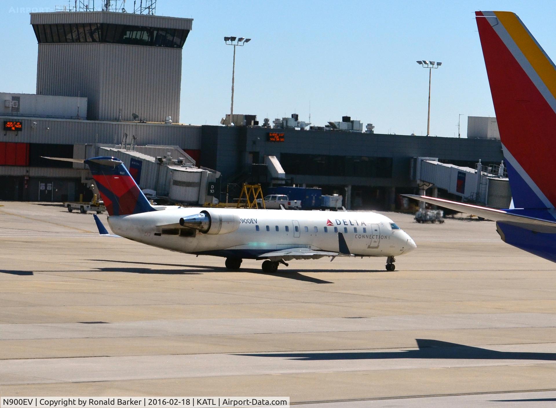 N900EV, 2002 Bombardier CRJ-200ER (CL-600-2B19) C/N 7608, Taxi Atlanta