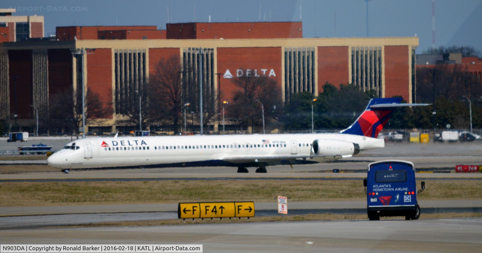N903DA, 1995 McDonnell Douglas MD-90-30 C/N 53383, Taxi Atlanta