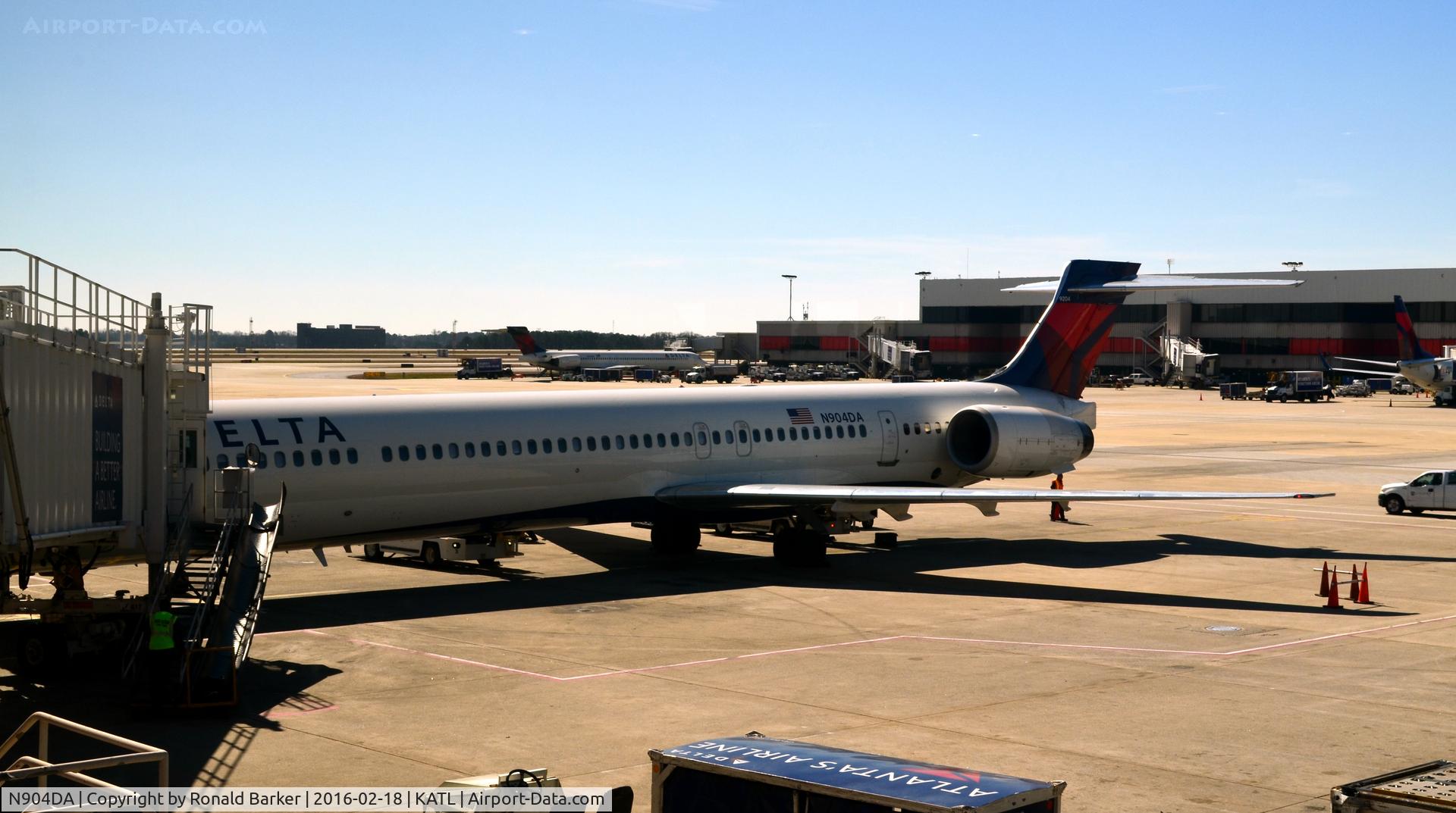 N904DA, 1995 McDonnell Douglas MD-90-30 C/N 53384, At the gate Atlanta