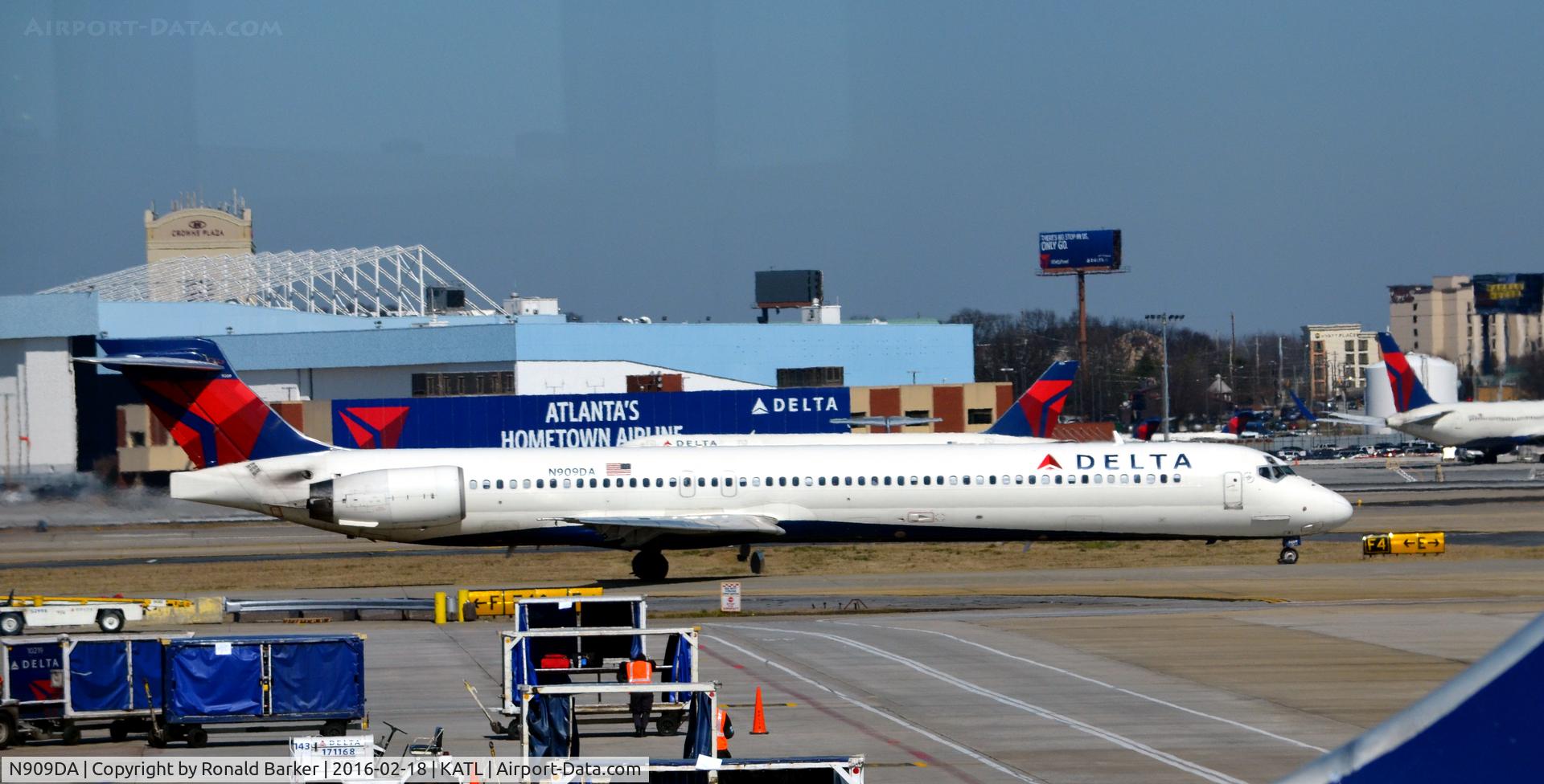 N909DA, 1995 McDonnell Douglas MD-90-30 C/N 53389, Taxi Atlanta