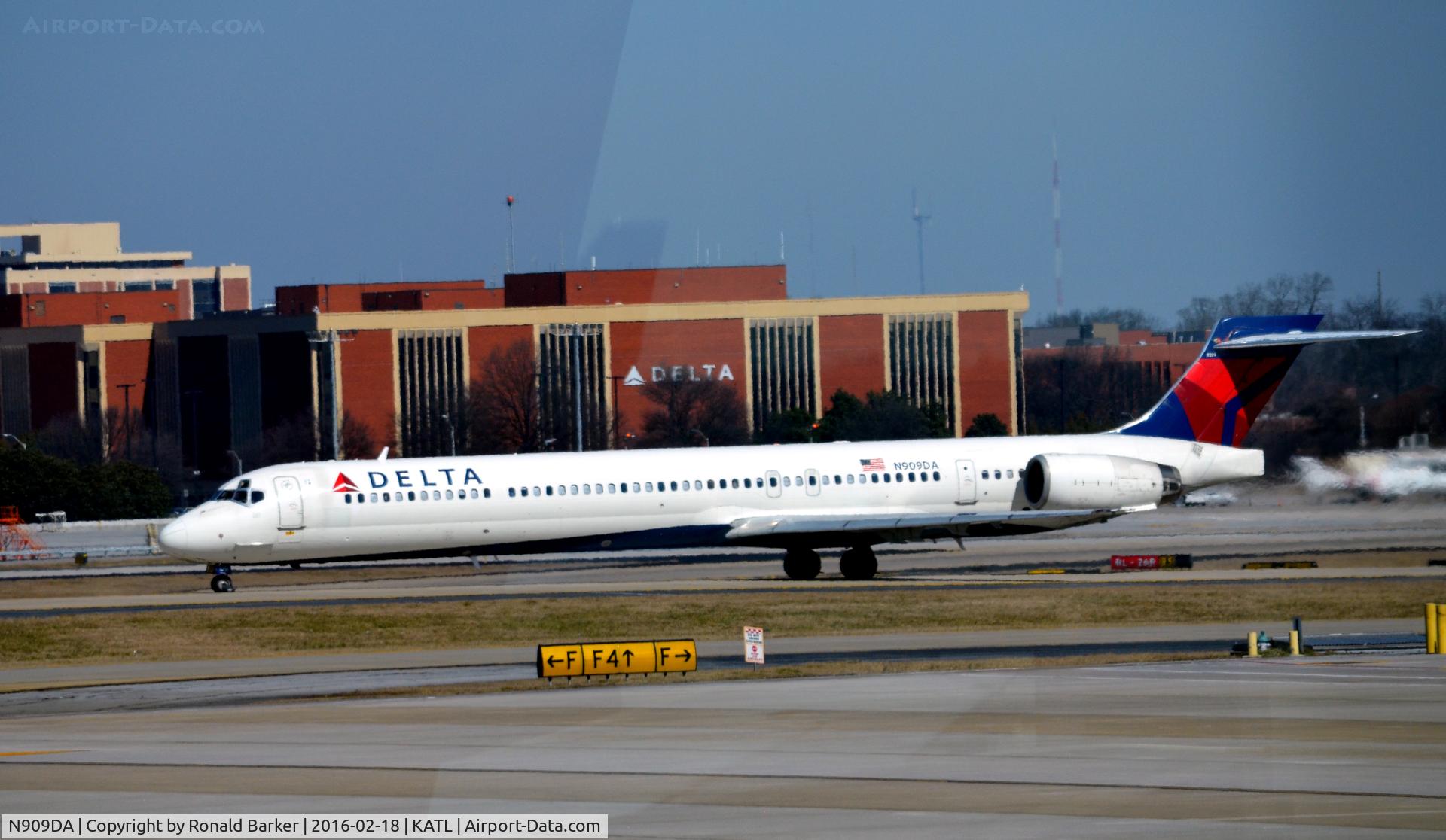 N909DA, 1995 McDonnell Douglas MD-90-30 C/N 53389, Taxi Atlanta